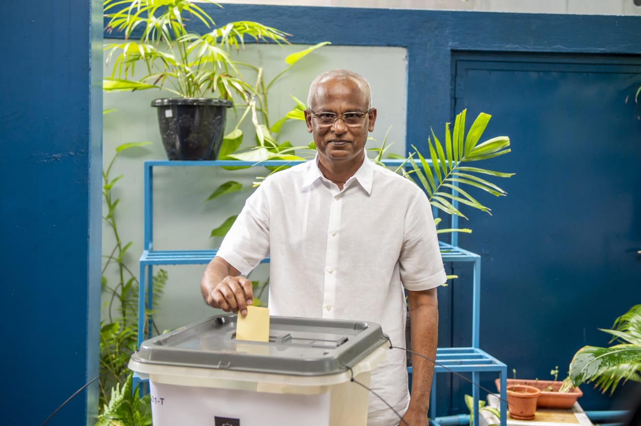 މެއި 14، 2022: ރައީސް ސޯލިހު މިއަދު ހެނދުނު ވޯޓުލައްވަނީ. ރައީސް ވިދާޅުވީ އިންތިހާބެއްގައި ފެންނާނެ ހުރިހާ ކަމެއް މި އިންތިހާބުގައި ފެނިގެން ހިނގައްޖެ ކަމަށާއި އެހެން ނަމަވެސް, ޕާޓީގެ ތެރޭގައި ހަމަޖެހުން އޮންނާނެ ކަމަށް --- ފޮޓޯ: މުހައްމަދު ޝާބިން/އަދަދު