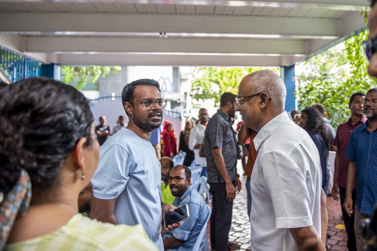 މެއި 14، 2022: ވޯޓުލާން ގޮސް ހުރި މީހަކާ ރައީސް ސޯލިހު ސަލާން ކުރައްވަނީ. ރައީސް ވިދާޅުވީ "އެމްޑީޕީގެ ކޮންމެ އިންތިހާބަކީ ވެސް މުހިއްމު އިންތިހާބެއް" ކަމަށް. ވޯޓުލެއްވުމަށް ފަހު ދަރުމަވަންތަ ސްކޫލްގެ ބޭރުގައި އެމަނިކުފާނު އިރުކޮޅަކު މަޑުކޮށްލެއްވި --- ފޮޓޯ: މުހައްމަދު ޝާބިން/އަދަދު