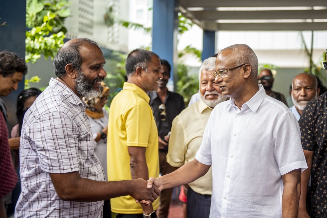 މެއި 14، 2022: ވޯޓުލާން ގޮސް ހުރި މީހަކާ ރައީސް ސޯލިހު ސަލާން ކުރައްވަނީ. ރައީސް ވިދާޅުވީ "އެމްޑީޕީގެ ކޮންމެ އިންތިހާބަކީ ވެސް މުހިއްމު އިންތިހާބެއް" ކަމަށް. ވޯޓުލެއްވުމަށް ފަހު ދަރުމަވަންތަ ސްކޫލްގެ ބޭރުގައި އެމަނިކުފާނު އިރުކޮޅަކު މަޑުކޮށްލެއްވި --- ފޮޓޯ: މުހައްމަދު ޝާބިން/އަދަދު