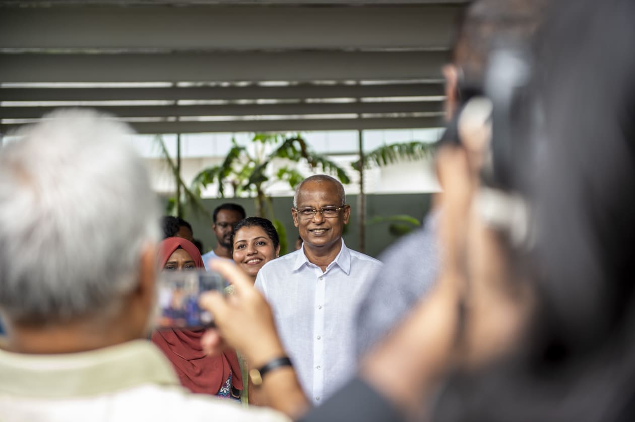 މެއި 14، 2022: ވޯޓުލާ މަރުކަޒެއްގައި ހުރި މީހަކާ އެކު ރައީސް ސޯލިހު ފޮޓޯއެއް ނަންގަވަނީ. އެމަނިކުފާނު ޗެއާޕާސަންގެ އިންތިހާބުގައި ހުންނެވީ އިކޮނޮމިކް މިނިސްޓަރު ފައްޔާޒު އިސްމާއީލާ އެކު --- ފޮޓޯ: މުހައްމަދު ޝާބިން/އަދަދު