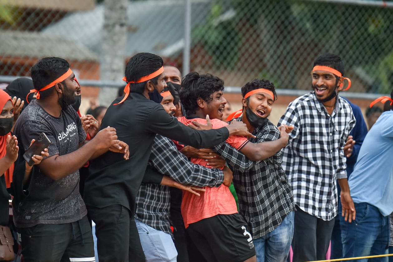ފ. ނިލަންދޫ: އީގަލްސް އިން މި ފަހަރުގެ ޔޫތު ޗެމްޕިއަންޝިޕްގެ ޗެމްޕިއަންކަން ހޯދީ ފައިނަލުގައި ސުޕަ ޔުނައިޓެޑް ސްޕޯޓްސް (ސަސް) 1-0 އިން ބަލިކުރުމަށް ފަހު. މިއީ އީގަލްސް އިން ޔޫތު ތަށި އުފުލާލި ފަސް ވަނަ ފަހަރު: މިއީ އީގަލްސް އިން 19 އަހަރުން ދަށުގެ ޔޫތު މުބާރާތެއް ކާމިޔާބުކުރި ފުރަތަމަ ފަހަރު.-- ފޮޓޯ: މުހައްމަދު ޝާބިން/ އަދަދު 