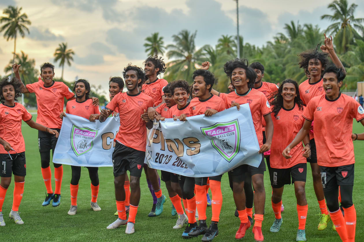 ފ. ނިލަންދޫ: އީގަލްސް އިން މި ފަހަރުގެ ޔޫތު ޗެމްޕިއަންޝިޕްގެ ޗެމްޕިއަންކަން ހޯދީ ފައިނަލުގައި ސުޕަ ޔުނައިޓެޑް ސްޕޯޓްސް (ސަސް) 1-0 އިން ބަލިކުރުމަށް ފަހު. މިއީ އީގަލްސް އިން ޔޫތު ތަށި އުފުލާލި ފަސް ވަނަ ފަހަރު: މިއީ އީގަލްސް އިން 19 އަހަރުން ދަށުގެ ޔޫތު މުބާރާތެއް ކާމިޔާބުކުރި ފުރަތަމަ ފަހަރު.-- ފޮޓޯ: މުހައްމަދު ޝާބިން/ އަދަދު 