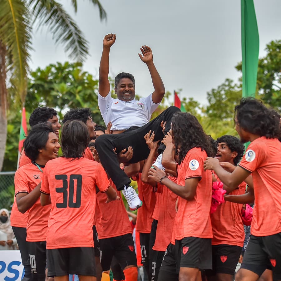 ފ. ނިލަންދޫ: އީގަލްސް އިން މި ފަހަރުގެ ޔޫތު ޗެމްޕިއަންޝިޕްގެ ޗެމްޕިއަންކަން ހޯދީ ފައިނަލުގައި ސުޕަ ޔުނައިޓެޑް ސްޕޯޓްސް (ސަސް) 1-0 އިން ބަލިކުރުމަށް ފަހު. މިއީ އީގަލްސް އިން ޔޫތު ތަށި އުފުލާލި ފަސް ވަނަ ފަހަރު: މިއީ އީގަލްސް އިން 19 އަހަރުން ދަށުގެ ޔޫތު މުބާރާތެއް ކާމިޔާބުކުރި ފުރަތަމަ ފަހަރު.-- ފޮޓޯ: މުހައްމަދު ޝާބިން/ އަދަދު 