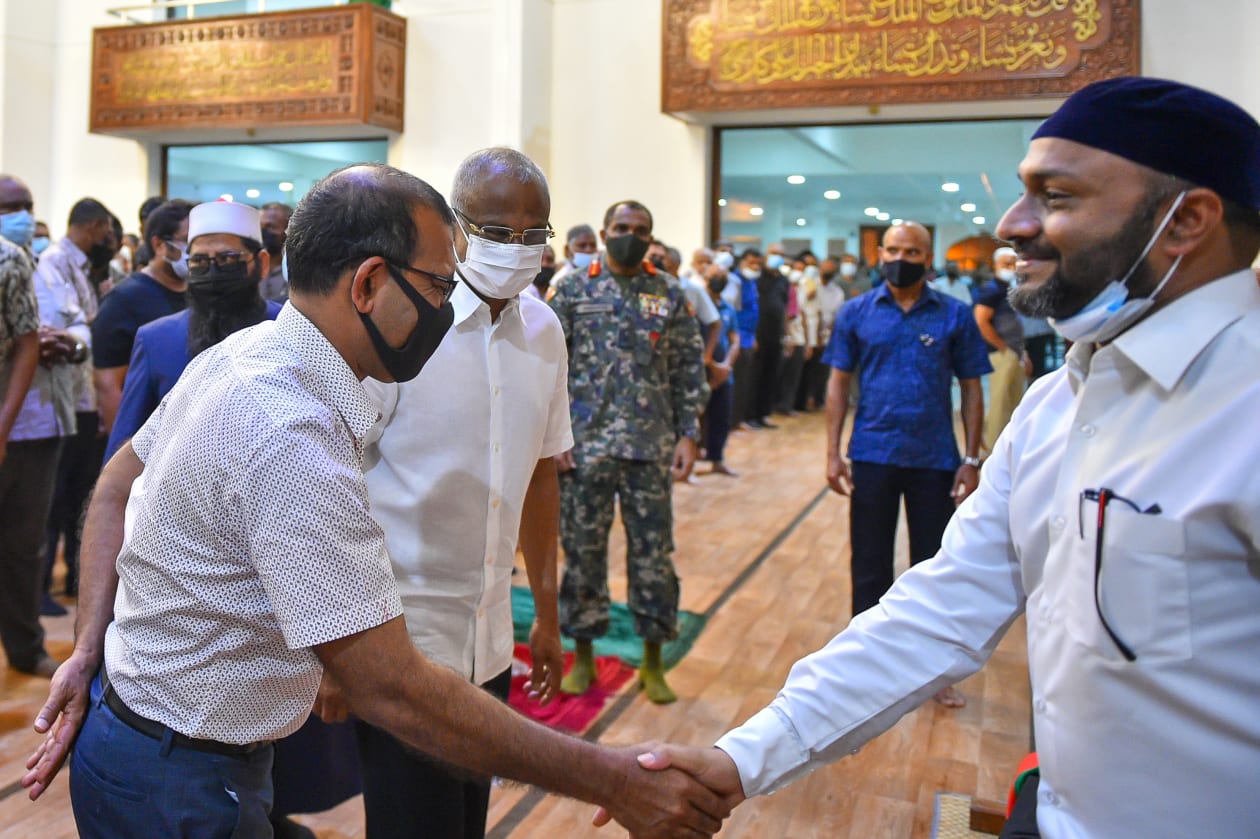 ޑިސެމްބަރު 20، 2021: ނިޝާޏް އިއްޒުއްދީން އިއްޒަތުގެ ވެރިޔާ އަލްމަރްހޫމް އުމަރު ޒާހިރުގެ ޖަނާޒާގެ ތެރެއިން -- ފޮޓޯ: މުހައްމަދު ޝާބިން/ އަދަދު