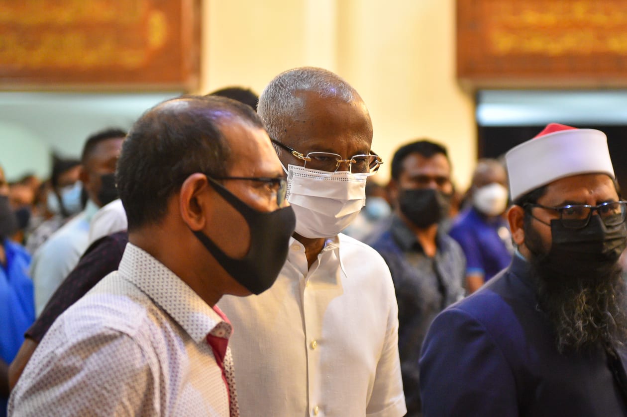 ޑިސެމްބަރު 20، 2021: ނިޝާޏް އިއްޒުއްދީން އިއްޒަތުގެ ވެރިޔާ އަލްމަރްހޫމް އުމަރު ޒާހިރުގެ ޖަނާޒާގެ ތެރެއިން -- ފޮޓޯ: މުހައްމަދު ޝާބިން/ އަދަދު