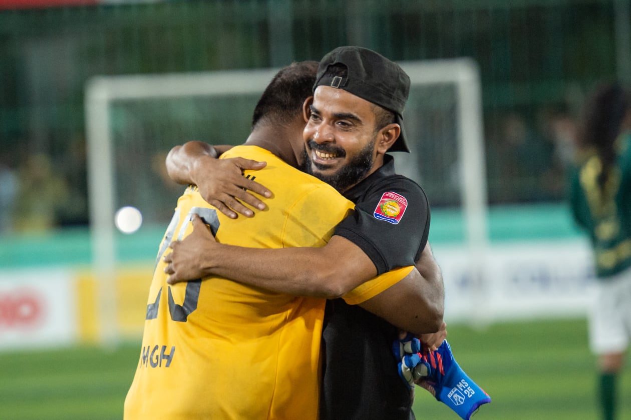 މާޗް 30، 2022: ޗެމްޕިއަންކަން ކަށަވަރުވުމާއެކު ތިމަރަފުށީގެ ކީޕަރު އެ ޓީމުގެ އޮފިޝަލަކާއެކު އުފާ ފާޅުކުރަނީ. ފުރިހަމަ ވަގުތު ހަމަވިއިރު 2-2 އިން އެއްވަރުވުމުން ނަތީޖާ ނެރުމަށް ޖެހި ޕެނަލްޓީގައި ތިމަރަފުށި ކުރި ހޯދީ 3-2 އިން --- ފޮޓޯ: އަބްދުﷲ އިޔާން/އަދަދު