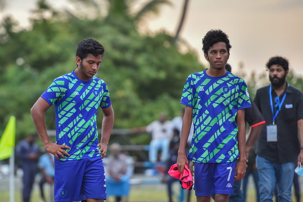 ފ. ނިލަންދޫ: އީގަލްސް އިން މި ފަހަރުގެ ޔޫތު ޗެމްޕިއަންޝިޕްގެ ޗެމްޕިއަންކަން ހޯދީ ފައިނަލުގައި ސުޕަ ޔުނައިޓެޑް ސްޕޯޓްސް (ސަސް) 1-0 އިން ބަލިކުރުމަށް ފަހު. މިއީ އީގަލްސް އިން ޔޫތު ތަށި އުފުލާލި ފަސް ވަނަ ފަހަރު: މިއީ އީގަލްސް އިން 19 އަހަރުން ދަށުގެ ޔޫތު މުބާރާތެއް ކާމިޔާބުކުރި ފުރަތަމަ ފަހަރު.-- ފޮޓޯ: މުހައްމަދު ޝާބިން/ އަދަދު 