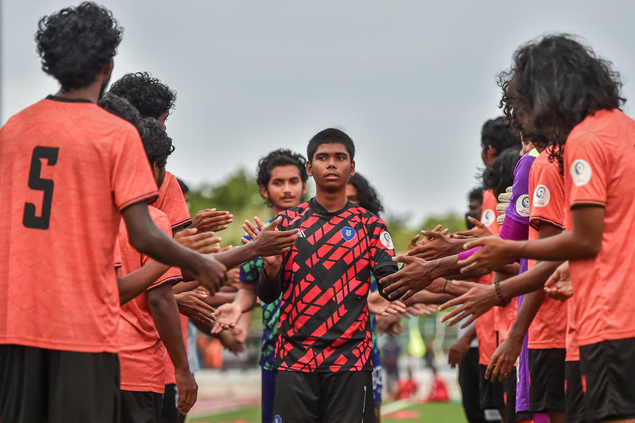ފ. ނިލަންދޫ: އީގަލްސް އިން މި ފަހަރުގެ ޔޫތު ޗެމްޕިއަންޝިޕްގެ ޗެމްޕިއަންކަން ހޯދީ ފައިނަލުގައި ސުޕަ ޔުނައިޓެޑް ސްޕޯޓްސް (ސަސް) 1-0 އިން ބަލިކުރުމަށް ފަހު. މިއީ އީގަލްސް އިން ޔޫތު ތަށި އުފުލާލި ފަސް ވަނަ ފަހަރު: މިއީ އީގަލްސް އިން 19 އަހަރުން ދަށުގެ ޔޫތު މުބާރާތެއް ކާމިޔާބުކުރި ފުރަތަމަ ފަހަރު.-- ފޮޓޯ: މުހައްމަދު ޝާބިން/ އަދަދު 