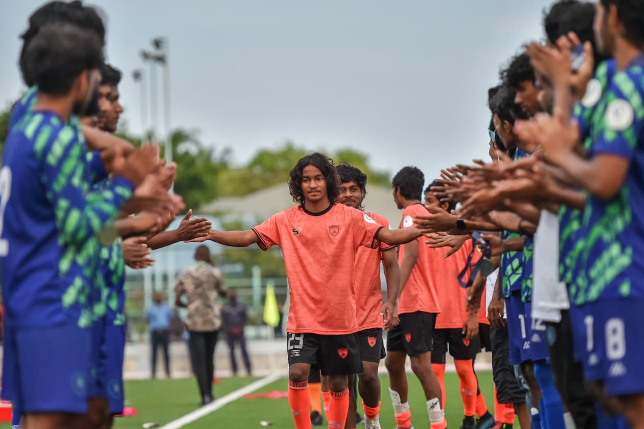 ފ. ނިލަންދޫ: އީގަލްސް އިން މި ފަހަރުގެ ޔޫތު ޗެމްޕިއަންޝިޕްގެ ޗެމްޕިއަންކަން ހޯދީ ފައިނަލުގައި ސުޕަ ޔުނައިޓެޑް ސްޕޯޓްސް (ސަސް) 1-0 އިން ބަލިކުރުމަށް ފަހު. މިއީ އީގަލްސް އިން ޔޫތު ތަށި އުފުލާލި ފަސް ވަނަ ފަހަރު: މިއީ އީގަލްސް އިން 19 އަހަރުން ދަށުގެ ޔޫތު މުބާރާތެއް ކާމިޔާބުކުރި ފުރަތަމަ ފަހަރު.-- ފޮޓޯ: މުހައްމަދު ޝާބިން/ އަދަދު 