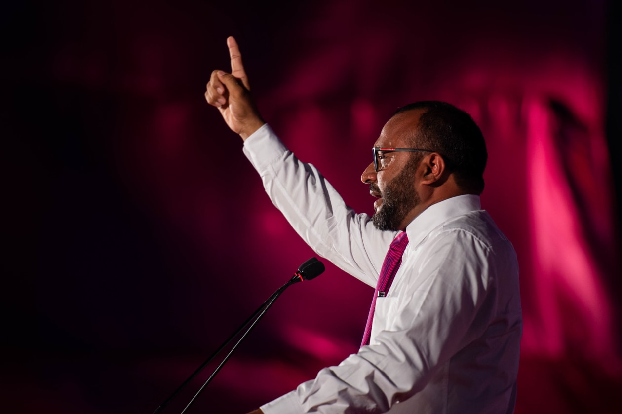 ޑިސެމްބަރު 3، 2021: ކުރީގެ ރައީސް އަދި ޕީޕީއެމްގެ ލީޑަރު އަބްދުﷲ ޔާމީން ޖަލު ހުކުމުން މިނިވަން ވުމުން އިދިކޮޅު ކޯލިޝަނުން ކާނިވާ ސަރަހައްދުގައި ބޭއްވި ފުރަތަމަ ޖަލްސާގައި، 2018 ގެ ރިޔާސީ އިންތިހާބުގައި އެ މަނިކުފާނުގެ ރަނިން މޭޓް ޑރ. މުހައްމަދު ޝަހީމް އަލީ ސައީދު ވާހަކަ ދައްކަވަނީ. --ފޮޓޯ: އާއިމް ޒަމީރު / އަދަދު