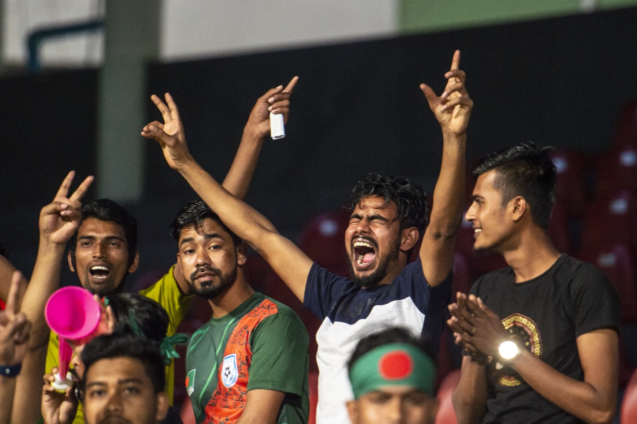 މާޗް 25، 2022 - ފީފާ ކަލަންޑަރު ތާރީހެއްގައި ކުޅުނު ބައިނަލްއަގުވާމީ އެކުވެރިކަމުގެ މެޗުގައި ރާއްޖޭގެ ގައުމީ ފުޓްބޯޅަ ޓީމުން ވަނީ ރޭ 2-0 އިން ބަންގްލަދޭޝް ބަލިކޮށްފައި: މިއީ މިދިޔަ ނޮވެމްބަރު މަހު ފޯ ނޭޝަންސް ކަޕްގައި ބަންގްލަދޭޝް އަތުން ބަލިވި މެޗުގެ ރަނގަޅު ބަދަލުހިފުމެއް: --- ފޮޓޯ މުހައްމަދު ޝާބިން / އަދަދު
