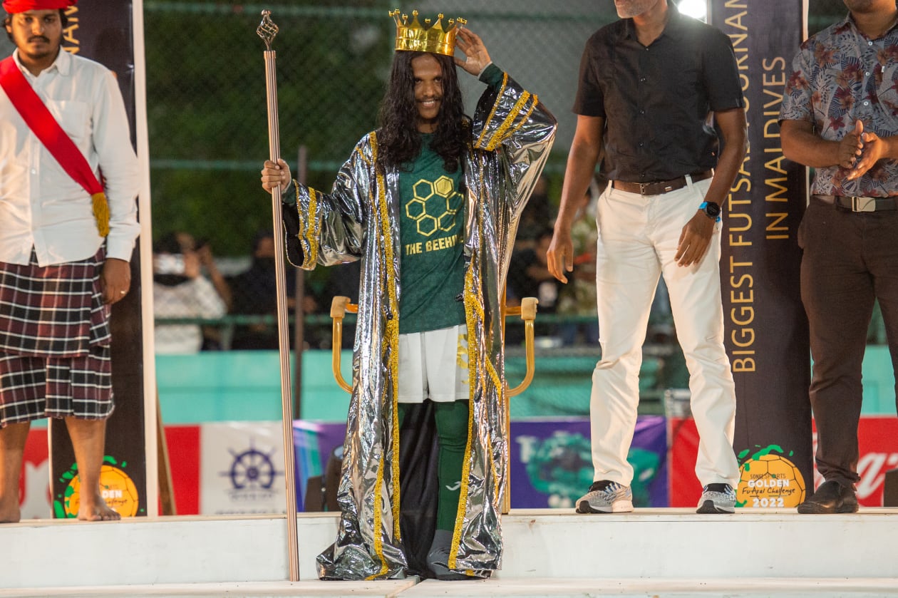 މާޗް 30، 2022: ފައިނަލް މެޗުގެ މޮޅު ކުޅުންތެރިޔާ އާއި މުބާރާތުގެ އެންމެ މޮޅު ކުޅުންތެރިޔާ އަށް ދިން "ކިންގް އޮފް ފުޓްސަލް" ގެ ލަގަބު ލިބުނު ތިމަރަފުށީގެ އިބްރާހިމް އަސްވަދު (ގަބޭ) އޭނާގެ ތާޖު އަޅައިގެން. ތިމަރަފުށިން މުބާރާތް ކާމިޔާބު ކުރުމުގައި ގަބޭ ވަނީ މޮޅު ކުޅުމެއް މުޅި މުބާރާތުގައި ވެސް ދައްކައިދީފައި --- ފޮޓޯ: އަބްދުﷲ އިޔާން/އަދަދު