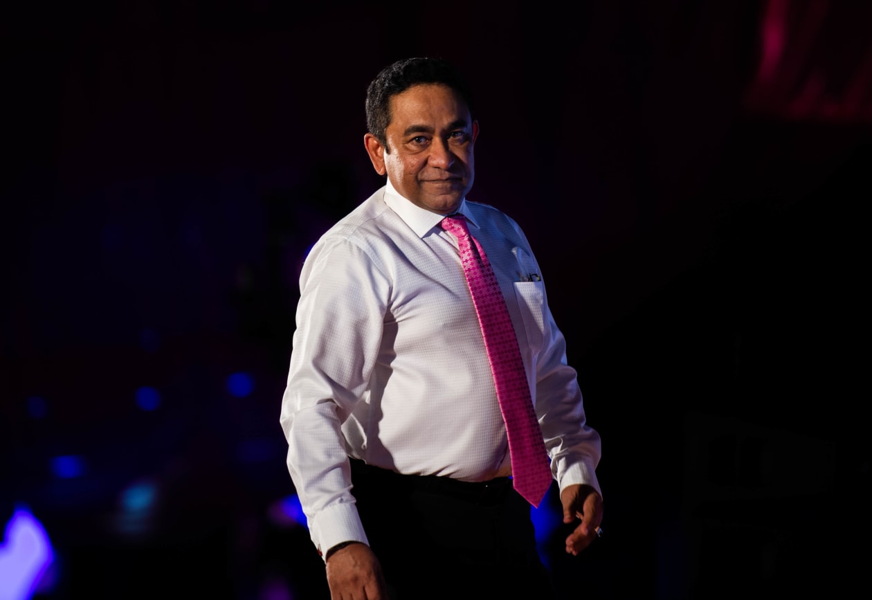 ޑިސެމްބަރު 3، 2021: ކުރީގެ ރައީސް އަދި ޕީޕީއެމްގެ ލީޑަރު އަބްދުﷲ ޔާމީން ޖަލު ހުކުމުން މިނިވަން ވުމުން އިދިކޮޅު ކޯލިޝަނުން ކާނިވާ ސަރަހައްދުގައި ބޭއްވި ޖަލްސާގެ ތެރެއިން-- ފޮޓޯ: އާއިމް ޒަމީރު / އަދަދު