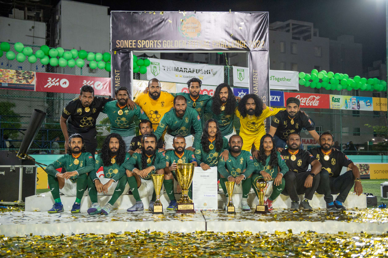 މާޗް 30، 2022: ގޯލްޑަން ފުޓްސަލް ޗެލެންޖުގެ ޗެމްޕިއަންކަން ހޯދި ތިމަރަފުށި ޓީމުގެ ކުޅުންތެރިން ތަށި އުފުލާލުމަށްފަހު ފޮޓޯއަކަށް ހުއްޓިގެން. މިއީ އެ ޓީމުން ތަށި އުފުލާލި ތިން ވަނަ ފަހަރު. މުބާރާތުގެ ޗެމްޕިއަންކަން ވިދިވިިދިގެން ދެ ފަހަރު ހޯދި ހަމައެކަނި ޓީމަކީ ވެސް ތިމަރަފުށި --- ފޮޓޯ: އަބްދުﷲ އިޔާން/އަދަދު