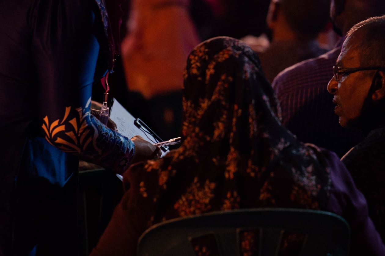 ޑިސެމްބަރު 3، 2021: ކުރީގެ ރައީސް އަދި ޕީޕީއެމްގެ ލީޑަރު އަބްދުﷲ ޔާމީން ޖަލު ހުކުމުން މިނިވަން ވުމުން އިދިކޮޅު ކޯލިޝަނުން ކާނިވާ ސަރަހައްދުގައި ބޭއްވި ފުރަތަމަ ޖަލްސާ ކުރިއަށް ދިޔައިރު، "އިންޑިއާ އައުޓް" ޕެޓިޝަންގައި މީހަކު ސޮއިކުރަނީ-- ފޮޓޯ: އާއިމް ޒަމީރު / އަދަދު
