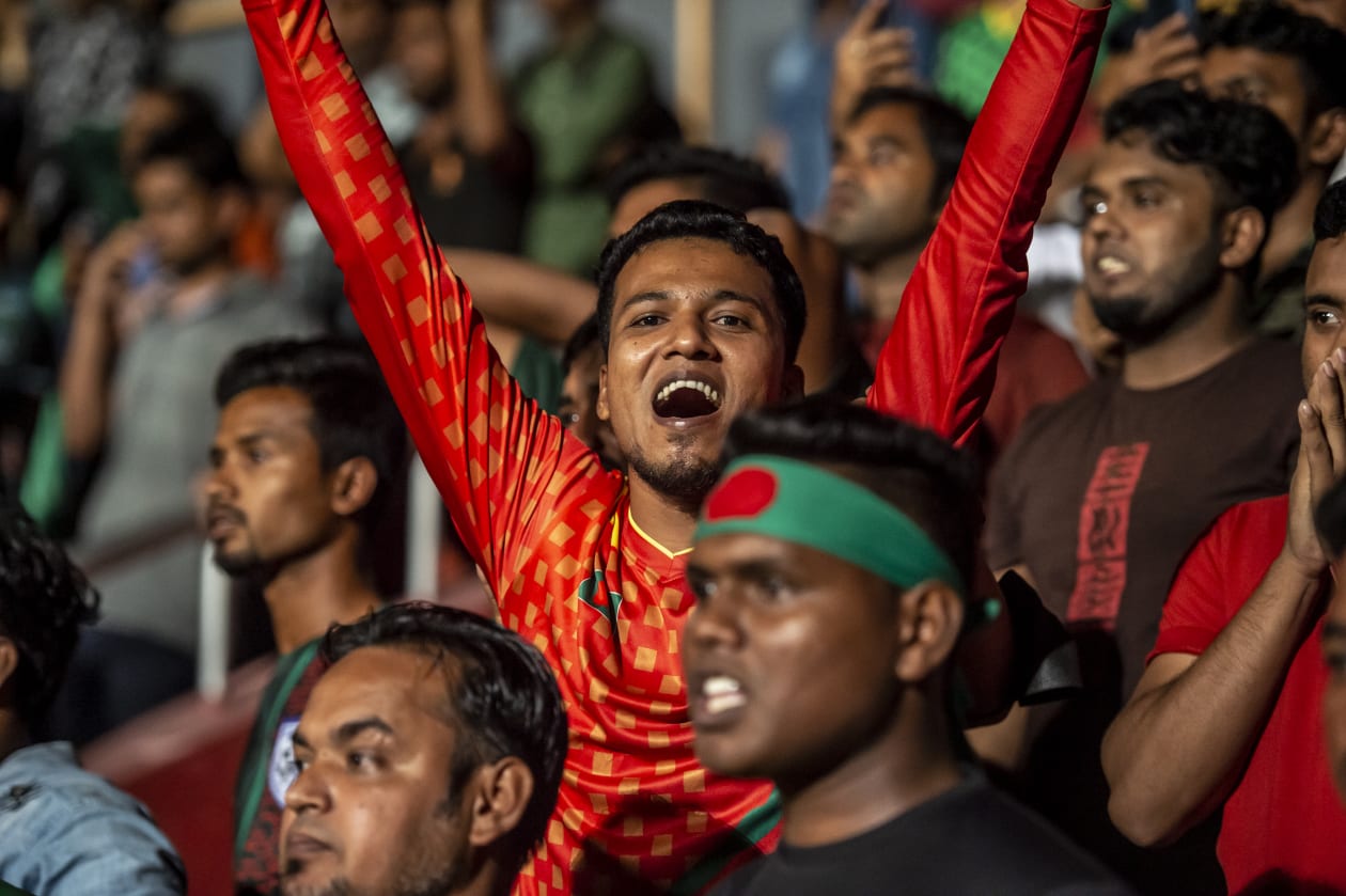މާޗް 25، 2022 - ފީފާ ކަލަންޑަރު ތާރީހެއްގައި ކުޅުނު ބައިނަލްއަގުވާމީ އެކުވެރިކަމުގެ މެޗުގައި ރާއްޖޭގެ ގައުމީ ފުޓްބޯޅަ ޓީމުން ވަނީ ރޭ 2-0 އިން ބަންގްލަދޭޝް ބަލިކޮށްފައި: މިއީ މިދިޔަ ނޮވެމްބަރު މަހު ފޯ ނޭޝަންސް ކަޕްގައި ބަންގްލަދޭޝް އަތުން ބަލިވި މެޗުގެ ރަނގަޅު ބަދަލުހިފުމެއް: ބަންގްލަދޭޝް ސަޕޯޓަރަކު އުފާފާޅުކުރަނީ --- ފޮޓޯ މުހައްމަދު ޝާބިން / އަދަދު