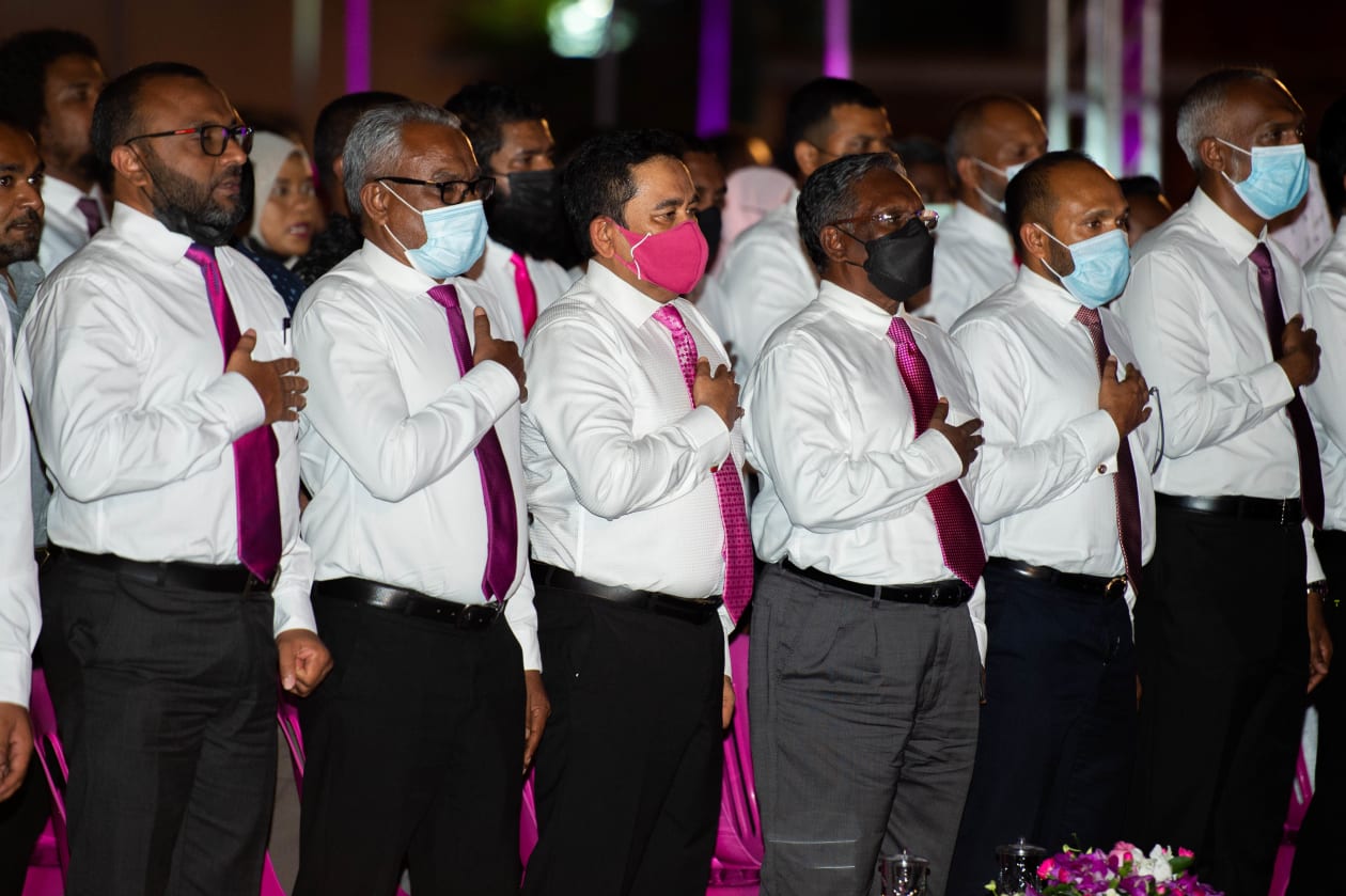 ޑިސެމްބަރު 3، 2021: ކުރީގެ ރައީސް އަދި ޕީޕީއެމްގެ ލީޑަރު އަބްދުﷲ ޔާމީން ޖަލު ހުކުމުން މިނިވަން ވުމާއެކު، އިދިކޮޅު ކޯލިޝަނުން ކާނިވާ ސަރަހައްދުގައި ބޭއްވި ފުރަތަމަ ޖަލްސާގެ ތެރެއިން. -- ފޮޓޯ: އާއިމް ޒަމީރު / އަދަދު