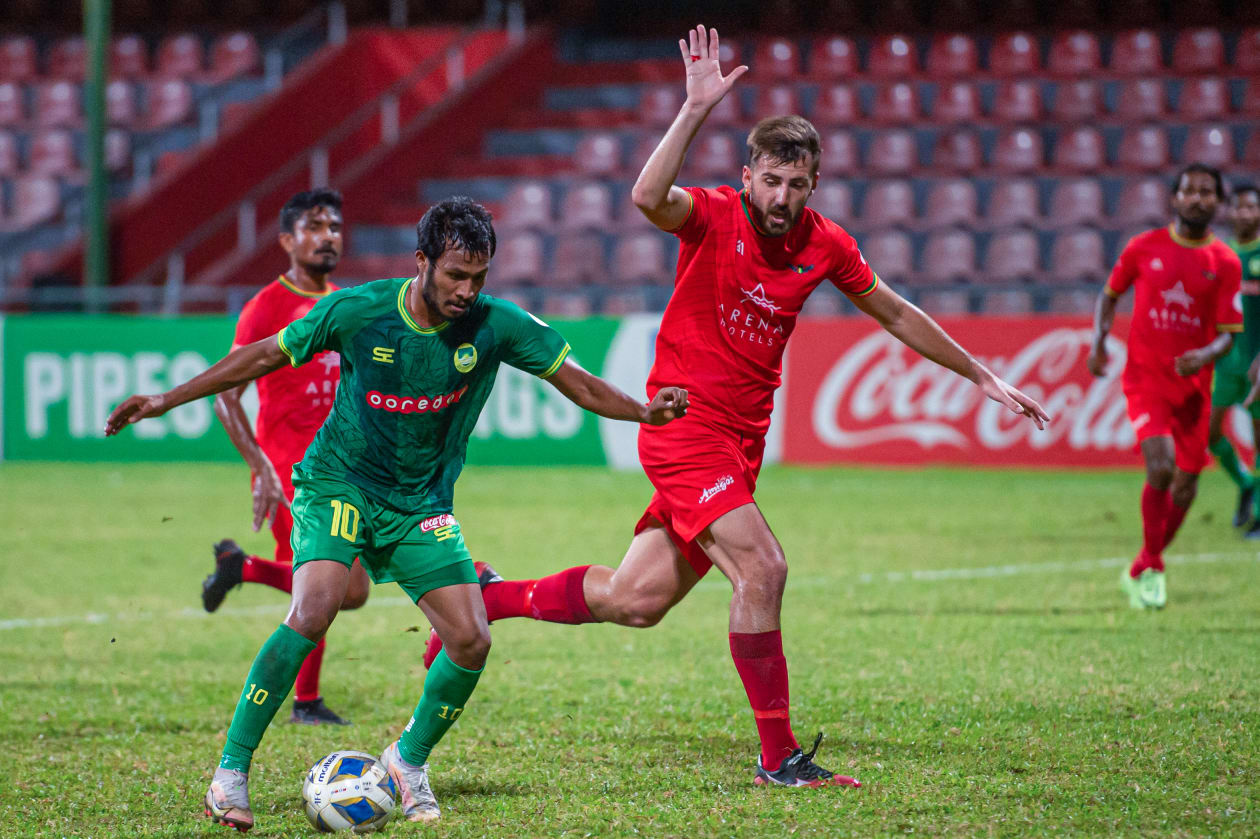 މާލެ، ދިވެހިރާއްޖެ: ޕްރެސިޑެންޓްސް ކަޕް މި ފަހަރު މި ބާއްވަނީ ހަތަރު އަހަރުގެ މެދުކެނޑުމަކަށް ފަހު: މި ފަހަރުގެ މުބާރާތުގައި ފުރަތަމަ ޑިވިޝަނުގެ އަށް ޓީމު ވާދަކުރާއިރު، ފުރަތަމަ ކުޅޭނީ ލީގު ބުރެއް، އެ އަށް ފަހު އެންމެ ގިނަ ޕޮއިންޓް ހޯދާ ދެ ޓީމެއް ފައިނަލުގައި ކުޅޭނެ: ދަ ގްރާންޑޭ ކުޅުންތެރިއަކު ކައިރިން މާޒިޔާގެ ހަމްޕު ބޯޅަ ހިފައިގެންދަނީ --- ފޮޓޯ؛ މުހައްމަދު ޝާބިން / އަދަދު