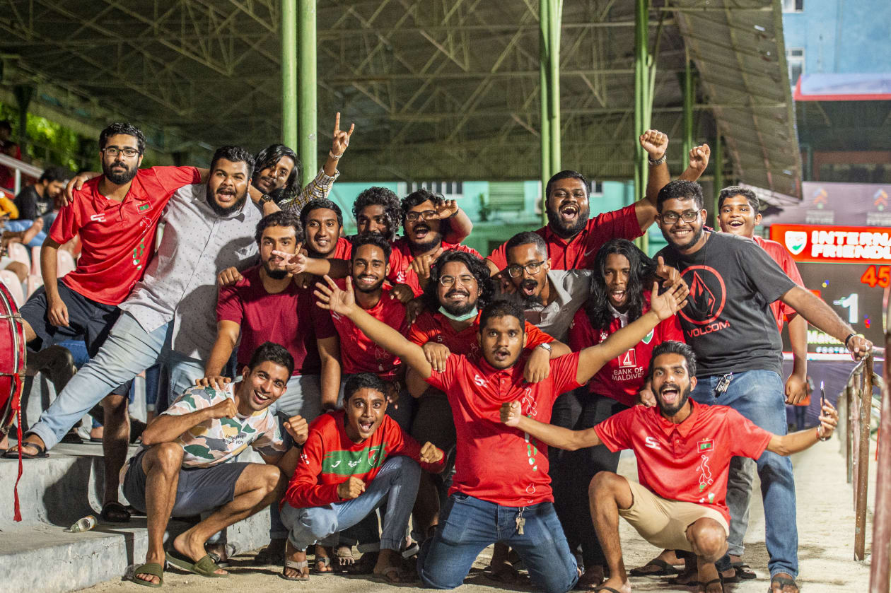 މާޗް 25، 2022 - ފީފާ ކަލަންޑަރު ތާރީހެއްގައި ކުޅުނު ބައިނަލްއަގުވާމީ އެކުވެރިކަމުގެ މެޗުގައި ރާއްޖޭގެ ގައުމީ ފުޓްބޯޅަ ޓީމުން ވަނީ ރޭ 2-0 އިން ބަންގްލަދޭޝް ބަލިކޮށްފައި: މިއީ މިދިޔަ ނޮވެމްބަރު މަހު ފޯ ނޭޝަންސް ކަޕްގައި ބަންގްލަދޭޝް އަތުން ބަލިވި މެޗުގެ ރަނގަޅު ބަދަލުހިފުމެއް: ރޭގެ މެޗު ބަލަން ދިޔަ ދިވެހި ސަޕޯޓަރުންގެ ގްރޫޕް، ސަހަރާފަޅިއެމްވީ --- ފޮޓޯ މުހައްމަދު ޝާބިން / އަދަދު