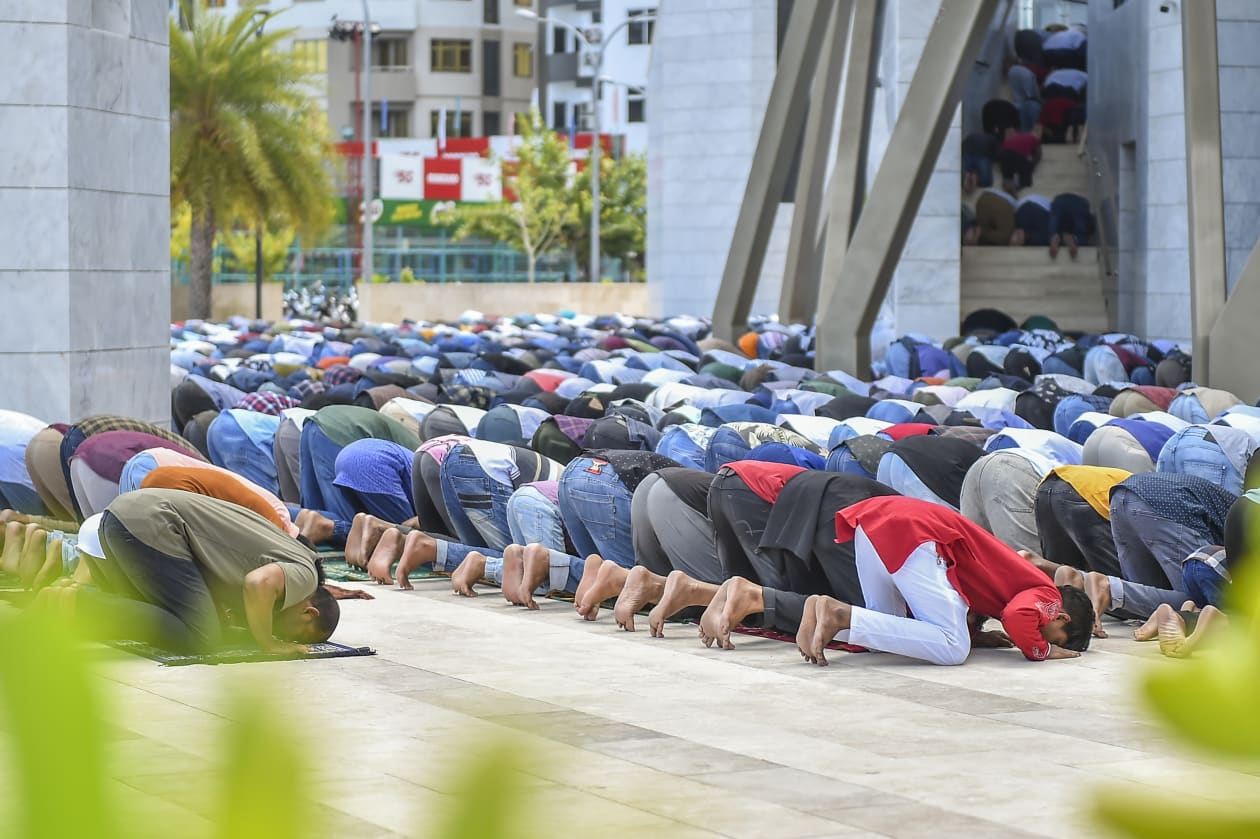 އެޕްރީލް 1، 2022: މިއަދު އަލަށް ސަލްމާން މިސްކިތުގައި ކުރި ހުކުރު ނަމާދުގައި އެ މިސްކިތުގެ ހަރިންމަ ތެރޭ ސަފު ހަދައިގެން ގިނަ ބަޔަކު ނަމާދުކުރި. މިސްކިތުގެ އިމާރާތުގެ ތެރޭގައި 6،000 މީހުންނަށް ނަމާދުކުރެވޭއިރު ހަރިންމަ ހިމެނޭހެން 10،000 މީހުންގެ ޖާގަ ހުރޭ --- ފޮޓޯ: މުހައްމަދު ޝާބިން/އަދަދު