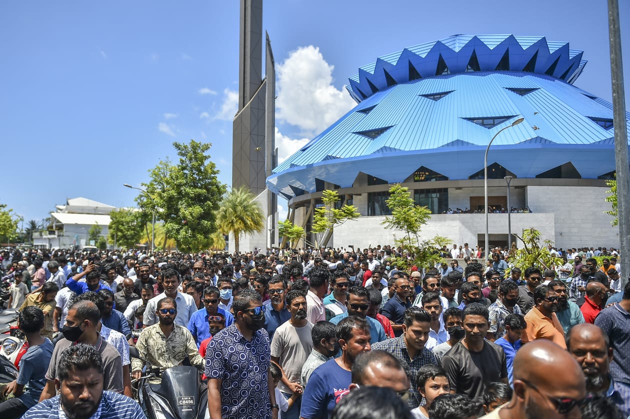 އެޕްރީލް 1، 2022: ސަލްމާން މިސްކިތުގައި ކުރި ފުރަތަމަ ހުކުރު ނިންމާލުމަށް ފަހު މީހުން ގެއަށް ދަނީ. މިއަދު އެ ސަރަހައްދު އޮތީ އެއްކޮށް ފުރިފައި. ގިނަ އަދަދެއްގެ މީހުން ނަމާދަށް މިއަދު އެ މިސްކިތަށް ދިޔަ --- ފޮޓޯ: މުހައްމަދު ޝާބިން/އަދަދު