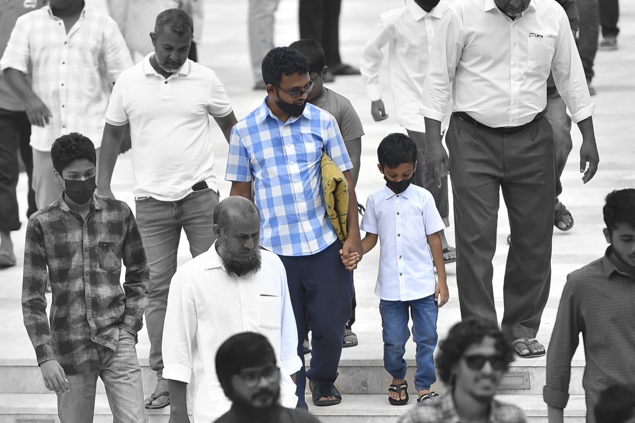 އެޕްރީލް 1، 2022: ސަލްމާން މިސްކިތުގައި ހުކުރު ކުރުމަށް ފަހު މީހުން މިސްކިތުން ފައިބައިގެން ދަނީ. ލައިބްރަރީ އަކާއި ކްލާސްރޫމްތަކުގެ އިތުރުން ސެމިނާ ރޫމްތައް ވެސް މި މިސްކިތުގައި ހުންނާނެ --- ފޮޓޯ: މުހައްމަދު ޝާބިން/އަދަދު 
