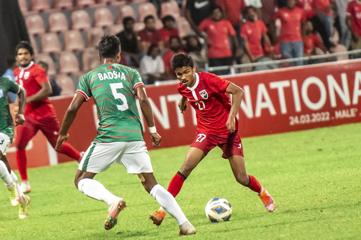 މާޗް 25، 2022 - ފީފާ ކަލަންޑަރު ތާރީހެއްގައި ކުޅުނު ބައިނަލްއަގުވާމީ އެކުވެރިކަމުގެ މެޗުގައި ރާއްޖޭގެ ގައުމީ ފުޓްބޯޅަ ޓީމުން ވަނީ ރޭ 2-0 އިން ބަންގްލަދޭޝް ބަލިކޮށްފައި: މިއީ މިދިޔަ ނޮވެމްބަރު މަހު ފޯ ނޭޝަންސް ކަޕްގައި ބަންގްލަދޭޝް އަތުން ބަލިވި މެޗުގެ ރަނގަޅު ބަދަލުހިފުމެއް: ގައުމީ ޓީމުގެ ވިންގް ޔާނު ބޯޅަ ހިފައިގެން.-- ފޮޓޯ: މުހައްމަދު ޝާބިން/ އަދަދު