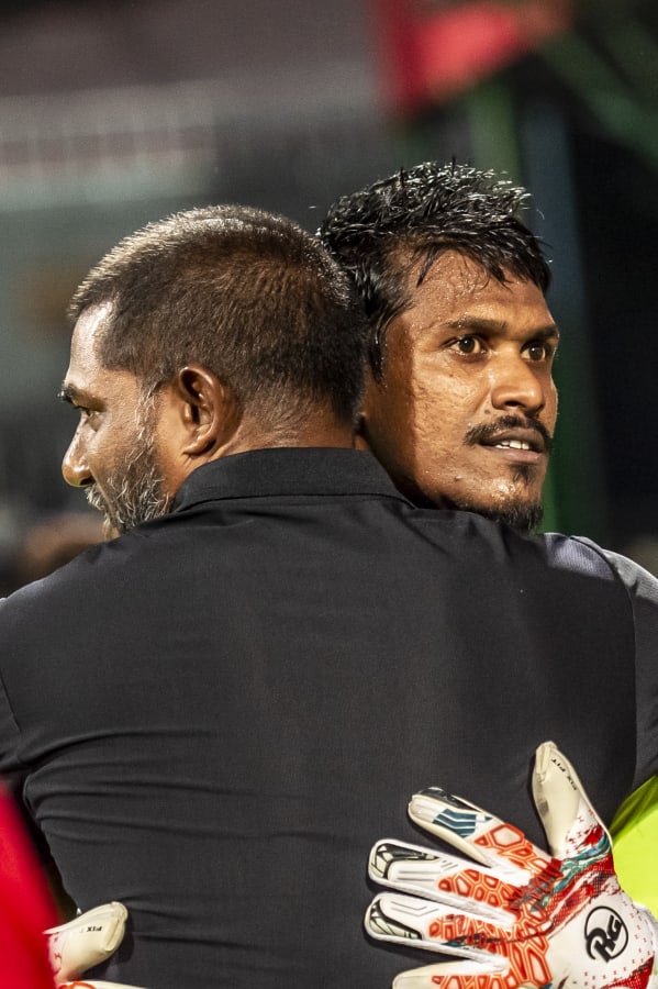 މާޗް 25، 2022 - ފީފާ ކަލަންޑަރު ތާރީހެއްގައި ކުޅުނު ބައިނަލްއަގުވާމީ އެކުވެރިކަމުގެ މެޗުގައި ރާއްޖޭގެ ގައުމީ ފުޓްބޯޅަ ޓީމުން ވަނީ ރޭ 2-0 އިން ބަންގްލަދޭޝް ބަލިކޮށްފައި: މިއީ މިދިޔަ ނޮވެމްބަރު މަހު ފޯ ނޭޝަންސް ކަޕްގައި ބަންގްލަދޭޝް އަތުން ބަލިވި މެޗުގެ ރަނގަޅު ބަދަލުހިފުމެއް: ކީޕަރު ފައިސަލް މެޗަށް ފަހު --- ފޮޓޯ މުހައްމަދު ޝާބިން / އަދަދު
