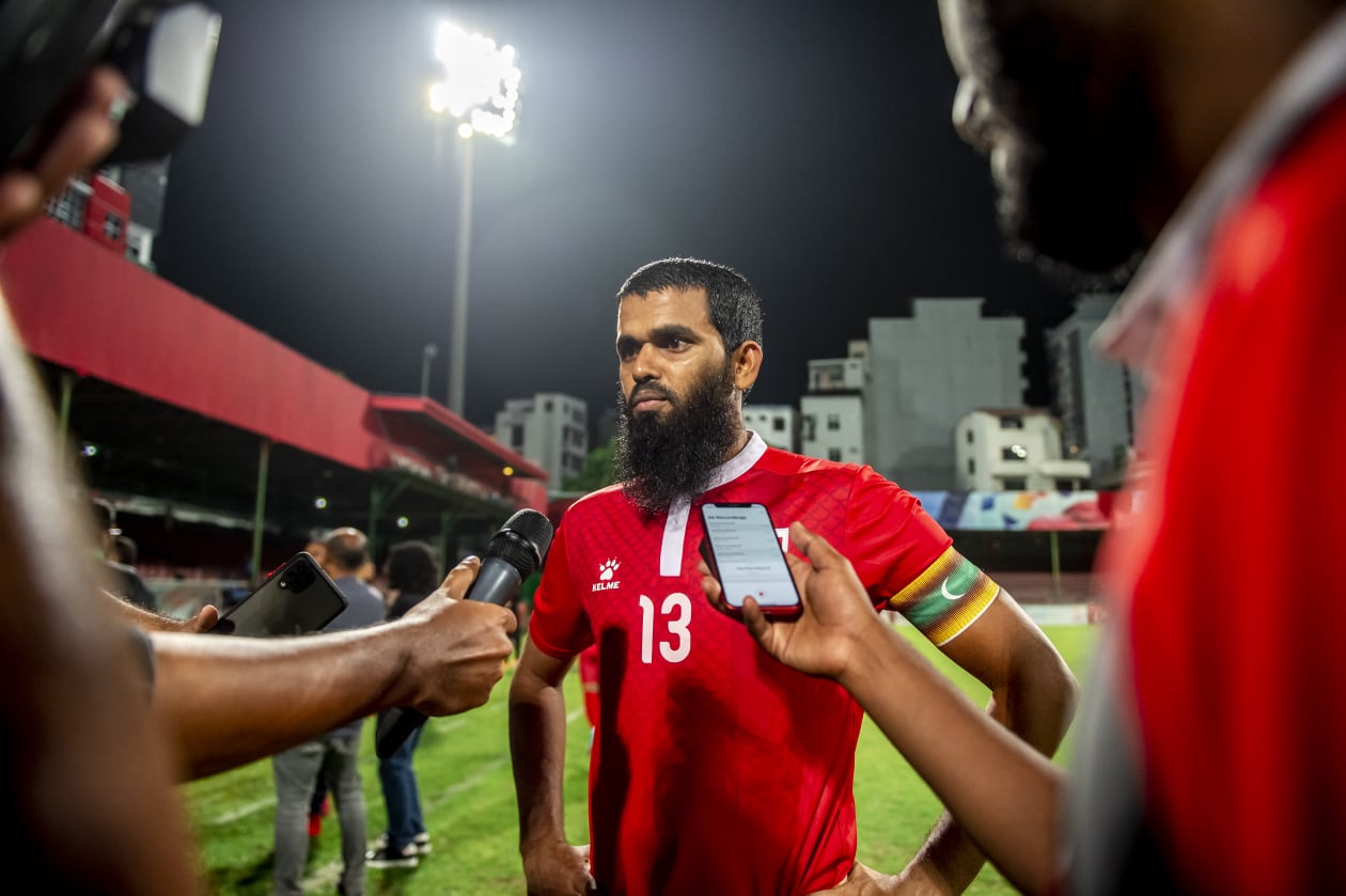 މާޗް 25، 2022 - ފީފާ ކަލަންޑަރު ތާރީހެއްގައި ކުޅުނު ބައިނަލްއަގުވާމީ އެކުވެރިކަމުގެ މެޗުގައި ރާއްޖޭގެ ގައުމީ ފުޓްބޯޅަ ޓީމުން ވަނީ ރޭ 2-0 އިން ބަންގްލަދޭޝް ބަލިކޮށްފައި: މިއީ މިދިޔަ ނޮވެމްބަރު މަހު ފޯ ނޭޝަންސް ކަޕްގައި ބަންގްލަދޭޝް އަތުން ބަލިވި މެޗުގެ ރަނގަޅު ބަދަލުހިފުމެއް: އަކޫ މެޗަށް ފަހު އިންޓަވިއު ދެނީ --- ފޮޓޯ މުހައްމަދު ޝާބިން / އަދަދު