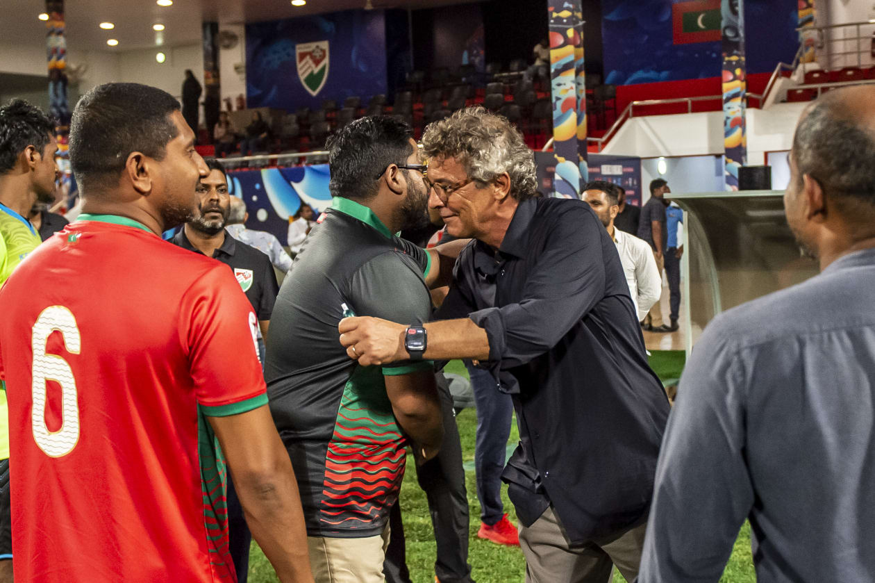 މާޗް 25، 2022 - ފީފާ ކަލަންޑަރު ތާރީހެއްގައި ކުޅުނު ބައިނަލްއަގުވާމީ އެކުވެރިކަމުގެ މެޗުގައި ރާއްޖޭގެ ގައުމީ ފުޓްބޯޅަ ޓީމުން ވަނީ ރޭ 2-0 އިން ބަންގްލަދޭޝް ބަލިކޮށްފައި: މިއީ މިދިޔަ ނޮވެމްބަރު މަހު ފޯ ނޭޝަންސް ކަޕްގައި ބަންގްލަދޭޝް އަތުން ބަލިވި މެޗުގެ ރަނގަޅު ބަދަލުހިފުމެއް: ގައުމީ ކޯޗު މޮރިއޭރޯ އާއި އެފްއޭއެމްގެ ރައީސް ބައްސާމް --- ފޮޓޯ މުހައްމަދު ޝާބިން / އަދަދު