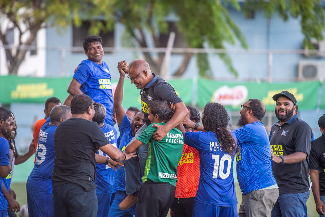މާލެ، މެއި 1، 2022: ތިން އަހަރު ފަހުން ވެޓެރަންސް މުބާރާތް އަލުން ބޭއްވިއިރު، މި ފަހަރުގެ މުބާރާތުގެ ފައިނަލުގައި އިއްޔެ ހަވީރު މޯލްޑިވްސް ސޮކަ މޭޓްސް 1-0 އިން ބަލިކޮށް ޗެމްޕިިއަންކަން ހޯދީ ހުޅުމާލެ ވެޓެރަންސް ޓީމުން: ހުޅުމާލެ ވެޓެރަންސް އިން ތަށި އުފުލާލީ މެޗަކުން ބަލިނުވެ: މި ފަހަރުގެ މުބާރާތް އިންތިޒާމްކުރީ އެފްއޭއެމާއި ކްލަބް އިވެންޓްސް ގުޅިގެން.-- ފޮޓޯ: އަބްދުﷲ އިޔާން/ އަދަދު 