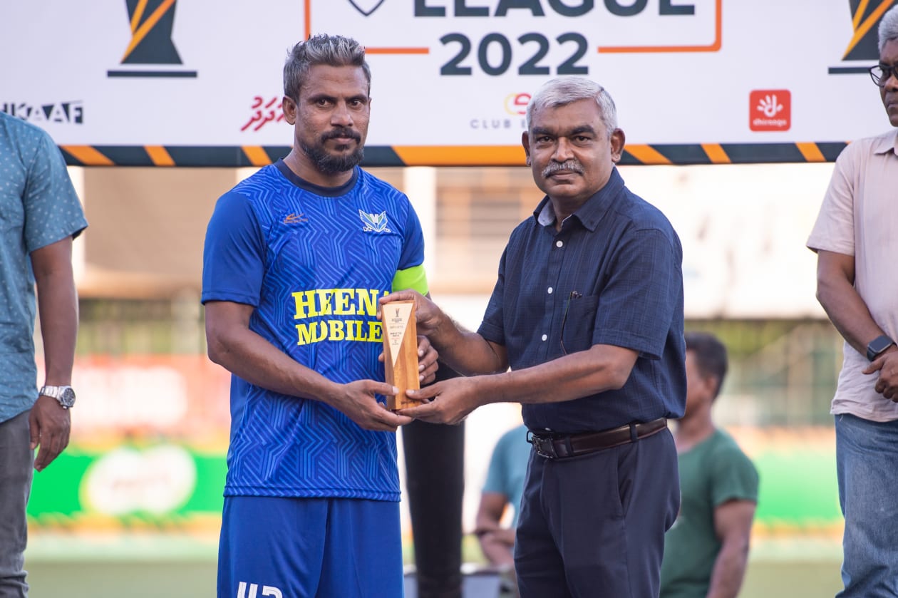 މާލެ، މެއި 1، 2022: ތިން އަހަރު ފަހުން ވެޓެރަންސް މުބާރާތް އަލުން ބޭއްވިއިރު، މި ފަހަރުގެ މުބާރާތުގެ ފައިނަލުގައި އިއްޔެ ހަވީރު މޯލްޑިވްސް ސޮކަ މޭޓްސް 1-0 އިން ބަލިކޮށް ޗެމްޕިިއަންކަން ހޯދީ ހުޅުމާލެ ވެޓެރަންސް ޓީމުން: ހުޅުމާލެ ވެޓެރަންސް އިން ތަށި އުފުލާލީ މެޗަކުން ބަލިނުވެ: މި ފަހަރުގެ މުބާރާތް އިންތިޒާމްކުރީ އެފްއޭއެމާއި ކްލަބް އިވެންޓްސް ގުޅިގެން.-- ފޮޓޯ: އަބްދުﷲ އިޔާން/ އަދަދު 