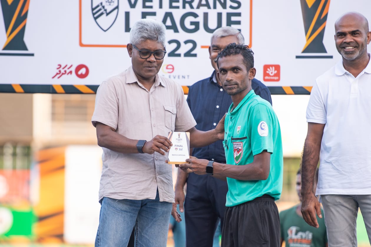 މާލެ، މެއި 1، 2022: ތިން އަހަރު ފަހުން ވެޓެރަންސް މުބާރާތް އަލުން ބޭއްވިއިރު، މި ފަހަރުގެ މުބާރާތުގެ ފައިނަލުގައި އިއްޔެ ހަވީރު މޯލްޑިވްސް ސޮކަ މޭޓްސް 1-0 އިން ބަލިކޮށް ޗެމްޕިިއަންކަން ހޯދީ ހުޅުމާލެ ވެޓެރަންސް ޓީމުން: ހުޅުމާލެ ވެޓެރަންސް އިން ތަށި އުފުލާލީ މެޗަކުން ބަލިނުވެ: މި ފަހަރުގެ މުބާރާތް އިންތިޒާމްކުރީ އެފްއޭއެމާއި ކްލަބް އިވެންޓްސް ގުޅިގެން.-- ފޮޓޯ: އަބްދުﷲ އިޔާން/ އަދަދު 