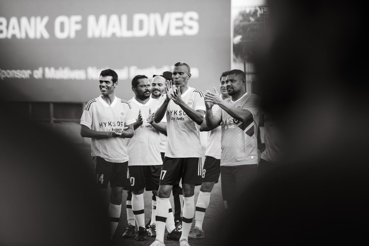 މާލެ، މެއި 1، 2022: ތިން އަހަރު ފަހުން ވެޓެރަންސް މުބާރާތް އަލުން ބޭއްވިއިރު، މި ފަހަރުގެ މުބާރާތުގެ ފައިނަލުގައި އިއްޔެ ހަވީރު މޯލްޑިވްސް ސޮކަ މޭޓްސް 1-0 އިން ބަލިކޮށް ޗެމްޕިިއަންކަން ހޯދީ ހުޅުމާލެ ވެޓެރަންސް ޓީމުން: ހުޅުމާލެ ވެޓެރަންސް އިން ތަށި އުފުލާލީ މެޗަކުން ބަލިނުވެ: މި ފަހަރުގެ މުބާރާތް އިންތިޒާމްކުރީ އެފްއޭއެމާއި ކްލަބް އިވެންޓްސް ގުޅިގެން.-- ފޮޓޯ: އަބްދުﷲ އިޔާން/ އަދަދު 