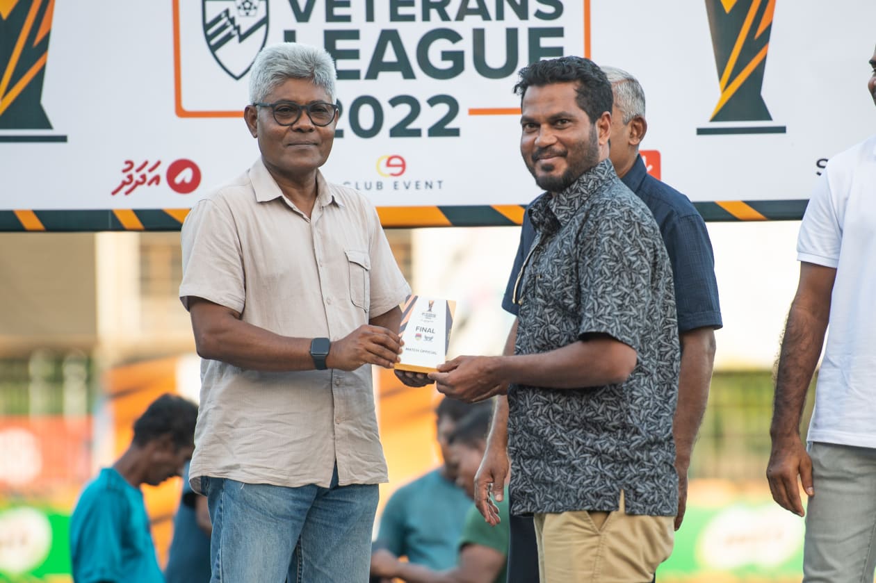 މާލެ، މެއި 1، 2022: ތިން އަހަރު ފަހުން ވެޓެރަންސް މުބާރާތް އަލުން ބޭއްވިއިރު، މި ފަހަރުގެ މުބާރާތުގެ ފައިނަލުގައި އިއްޔެ ހަވީރު މޯލްޑިވްސް ސޮކަ މޭޓްސް 1-0 އިން ބަލިކޮށް ޗެމްޕިިއަންކަން ހޯދީ ހުޅުމާލެ ވެޓެރަންސް ޓީމުން: ހުޅުމާލެ ވެޓެރަންސް އިން ތަށި އުފުލާލީ މެޗަކުން ބަލިނުވެ: މި ފަހަރުގެ މުބާރާތް އިންތިޒާމްކުރީ އެފްއޭއެމާއި ކްލަބް އިވެންޓްސް ގުޅިގެން.-- ފޮޓޯ: އަބްދުﷲ އިޔާން/ އަދަދު 