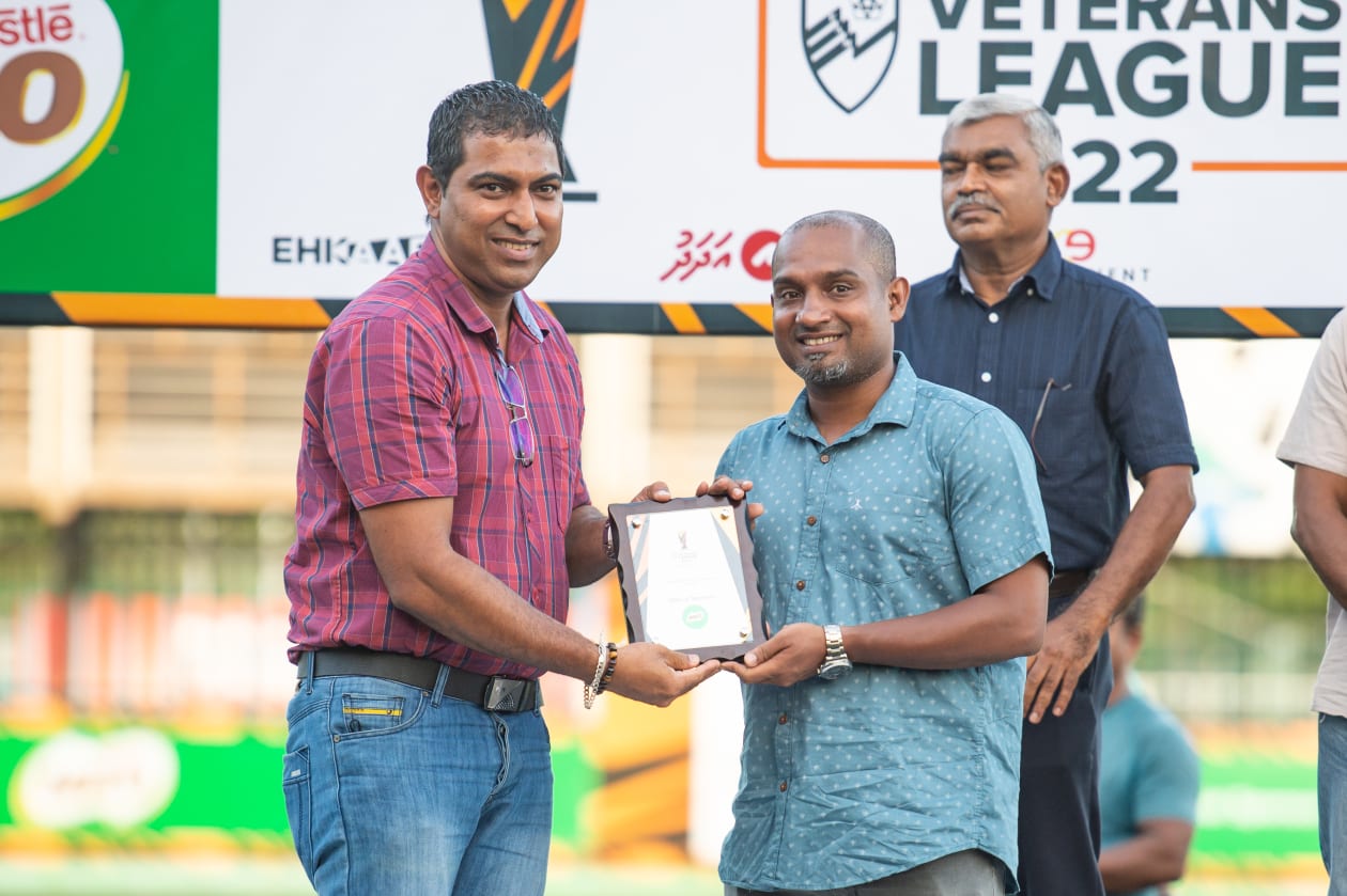 މާލެ، މެއި 1، 2022: ތިން އަހަރު ފަހުން ވެޓެރަންސް މުބާރާތް އަލުން ބޭއްވިއިރު، މި ފަހަރުގެ މުބާރާތުގެ ފައިނަލުގައި އިއްޔެ ހަވީރު މޯލްޑިވްސް ސޮކަ މޭޓްސް 1-0 އިން ބަލިކޮށް ޗެމްޕިިއަންކަން ހޯދީ ހުޅުމާލެ ވެޓެރަންސް ޓީމުން: ހުޅުމާލެ ވެޓެރަންސް އިން ތަށި އުފުލާލީ މެޗަކުން ބަލިނުވެ: މި ފަހަރުގެ މުބާރާތް އިންތިޒާމްކުރީ އެފްއޭއެމާއި ކްލަބް އިވެންޓްސް ގުޅިގެން.-- ފޮޓޯ: އަބްދުﷲ އިޔާން/ އަދަދު 
