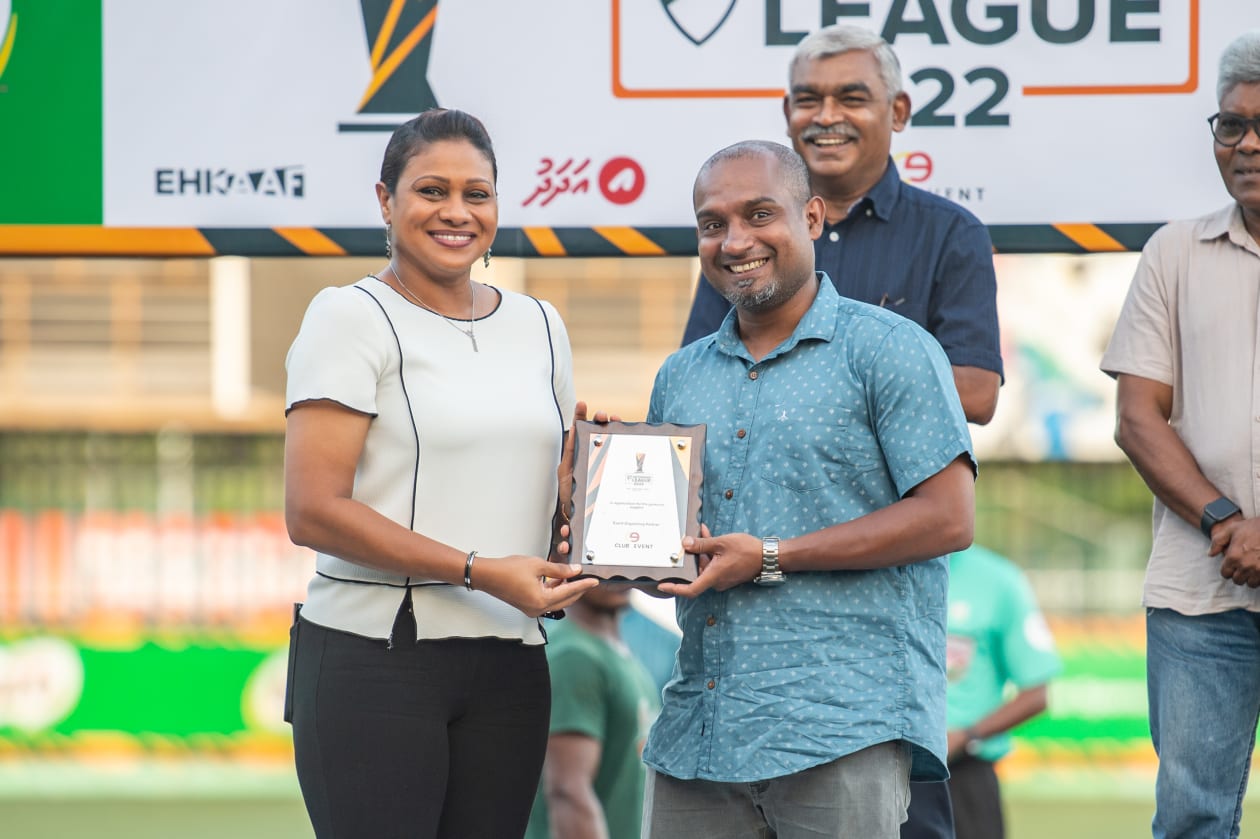 މާލެ، މެއި 1، 2022: ތިން އަހަރު ފަހުން ވެޓެރަންސް މުބާރާތް އަލުން ބޭއްވިއިރު، މި ފަހަރުގެ މުބާރާތުގެ ފައިނަލުގައި އިއްޔެ ހަވީރު މޯލްޑިވްސް ސޮކަ މޭޓްސް 1-0 އިން ބަލިކޮށް ޗެމްޕިިއަންކަން ހޯދީ ހުޅުމާލެ ވެޓެރަންސް ޓީމުން: ހުޅުމާލެ ވެޓެރަންސް އިން ތަށި އުފުލާލީ މެޗަކުން ބަލިނުވެ: މި ފަހަރުގެ މުބާރާތް އިންތިޒާމްކުރީ އެފްއޭއެމާއި ކްލަބް އިވެންޓްސް ގުޅިގެން.-- ފޮޓޯ: އަބްދުﷲ އިޔާން/ އަދަދު 