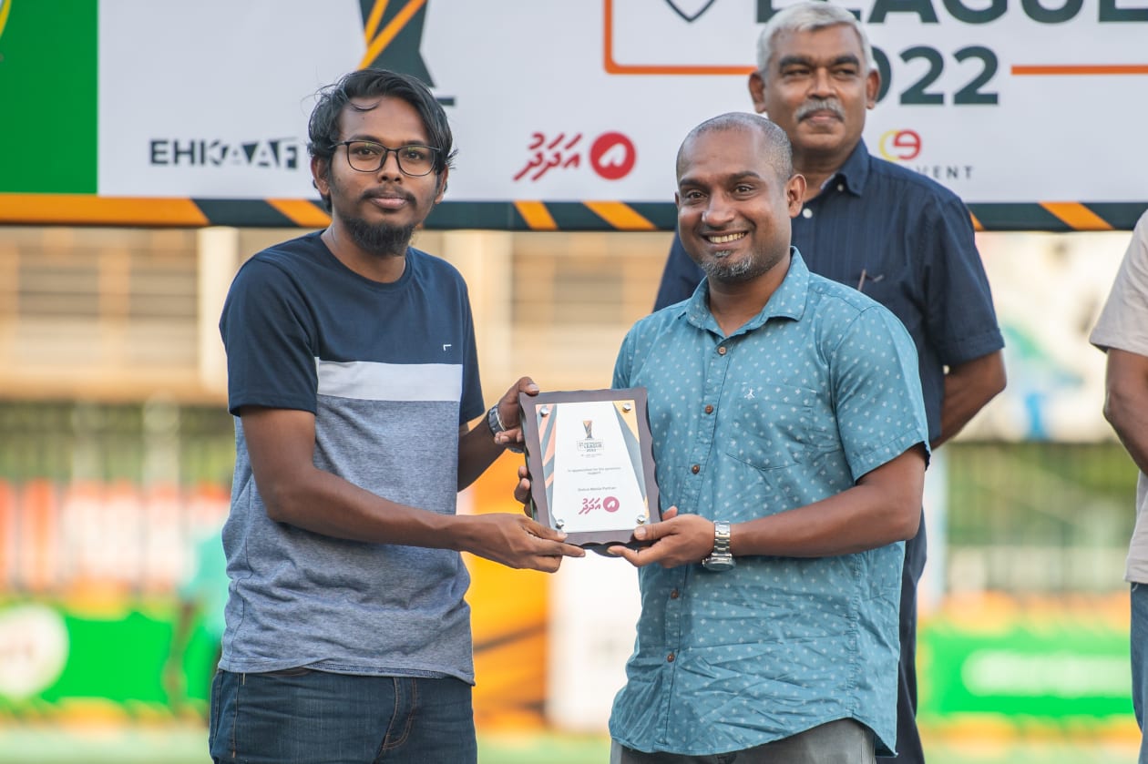 މާލެ، މެއި 1، 2022: ތިން އަހަރު ފަހުން ވެޓެރަންސް މުބާރާތް އަލުން ބޭއްވިއިރު، މި ފަހަރުގެ މުބާރާތުގެ ފައިނަލުގައި އިއްޔެ ހަވީރު މޯލްޑިވްސް ސޮކަ މޭޓްސް 1-0 އިން ބަލިކޮށް ޗެމްޕިިއަންކަން ހޯދީ ހުޅުމާލެ ވެޓެރަންސް ޓީމުން: ހުޅުމާލެ ވެޓެރަންސް އިން ތަށި އުފުލާލީ މެޗަކުން ބަލިނުވެ: މި ފަހަރުގެ މުބާރާތް އިންތިޒާމްކުރީ އެފްއޭއެމާއި ކްލަބް އިވެންޓްސް ގުޅިގެން.-- ފޮޓޯ: އަބްދުﷲ އިޔާން/ އަދަދު 