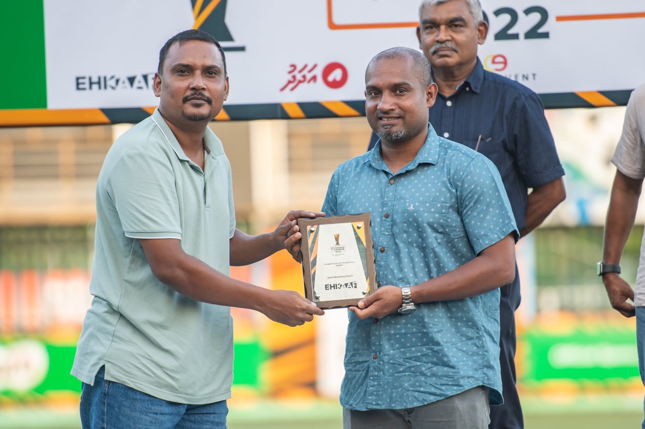 މާލެ، މެއި 1، 2022: ތިން އަހަރު ފަހުން ވެޓެރަންސް މުބާރާތް އަލުން ބޭއްވިއިރު، މި ފަހަރުގެ މުބާރާތުގެ ފައިނަލުގައި އިއްޔެ ހަވީރު މޯލްޑިވްސް ސޮކަ މޭޓްސް 1-0 އިން ބަލިކޮށް ޗެމްޕިިއަންކަން ހޯދީ ހުޅުމާލެ ވެޓެރަންސް ޓީމުން: ހުޅުމާލެ ވެޓެރަންސް އިން ތަށި އުފުލާލީ މެޗަކުން ބަލިނުވެ: މި ފަހަރުގެ މުބާރާތް އިންތިޒާމްކުރީ އެފްއޭއެމާއި ކްލަބް އިވެންޓްސް ގުޅިގެން.-- ފޮޓޯ: އަބްދުﷲ އިޔާން/ އަދަދު 