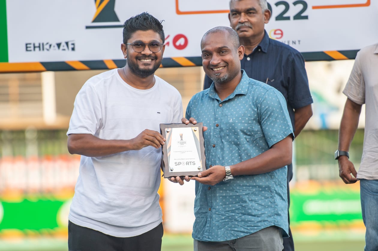 މާލެ، މެއި 1، 2022: ތިން އަހަރު ފަހުން ވެޓެރަންސް މުބާރާތް އަލުން ބޭއްވިއިރު، މި ފަހަރުގެ މުބާރާތުގެ ފައިނަލުގައި އިއްޔެ ހަވީރު މޯލްޑިވްސް ސޮކަ މޭޓްސް 1-0 އިން ބަލިކޮށް ޗެމްޕިިއަންކަން ހޯދީ ހުޅުމާލެ ވެޓެރަންސް ޓީމުން: ހުޅުމާލެ ވެޓެރަންސް އިން ތަށި އުފުލާލީ މެޗަކުން ބަލިނުވެ: މި ފަހަރުގެ މުބާރާތް އިންތިޒާމްކުރީ އެފްއޭއެމާއި ކްލަބް އިވެންޓްސް ގުޅިގެން.-- ފޮޓޯ: އަބްދުﷲ އިޔާން/ އަދަދު 