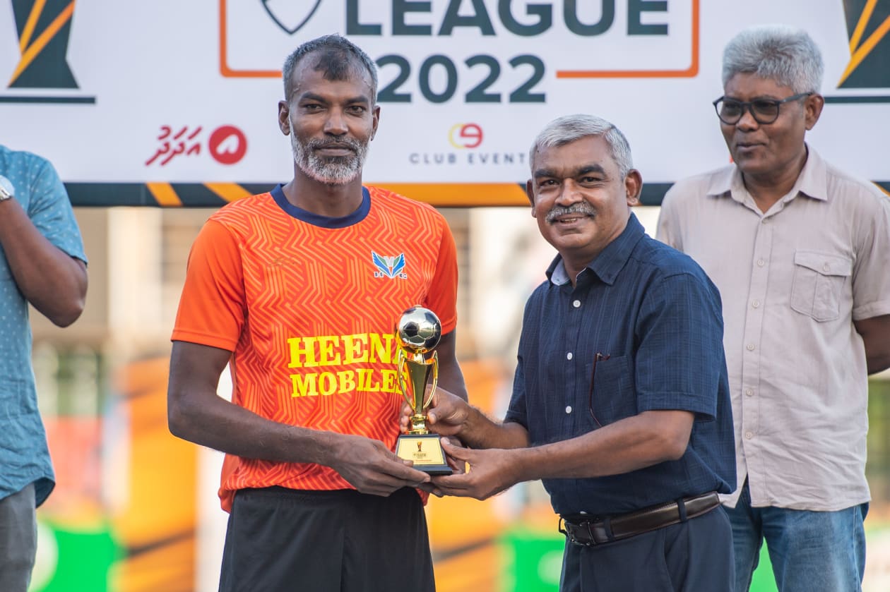 މާލެ، މެއި 1، 2022: ތިން އަހަރު ފަހުން ވެޓެރަންސް މުބާރާތް އަލުން ބޭއްވިއިރު، މި ފަހަރުގެ މުބާރާތުގެ ފައިނަލުގައި އިއްޔެ ހަވީރު މޯލްޑިވްސް ސޮކަ މޭޓްސް 1-0 އިން ބަލިކޮށް ޗެމްޕިިއަންކަން ހޯދީ ހުޅުމާލެ ވެޓެރަންސް ޓީމުން: ހުޅުމާލެ ވެޓެރަންސް އިން ތަށި އުފުލާލީ މެޗަކުން ބަލިނުވެ: މި ފަހަރުގެ މުބާރާތް އިންތިޒާމްކުރީ އެފްއޭއެމާއި ކްލަބް އިވެންޓްސް ގުޅިގެން.-- ފޮޓޯ: އަބްދުﷲ އިޔާން/ އަދަދު 