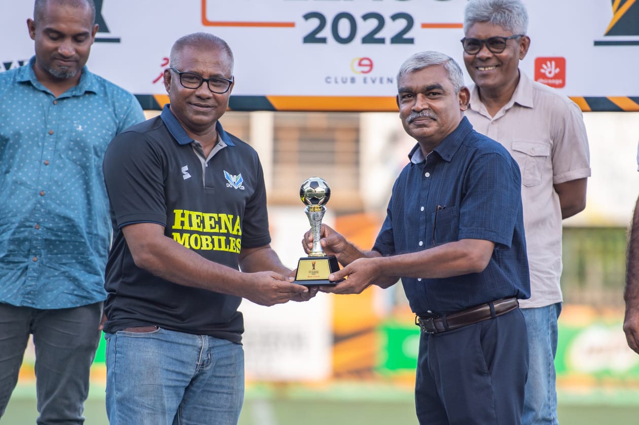 މާލެ، މެއި 1، 2022: ތިން އަހަރު ފަހުން ވެޓެރަންސް މުބާރާތް އަލުން ބޭއްވިއިރު، މި ފަހަރުގެ މުބާރާތުގެ ފައިނަލުގައި އިއްޔެ ހަވީރު މޯލްޑިވްސް ސޮކަ މޭޓްސް 1-0 އިން ބަލިކޮށް ޗެމްޕިިއަންކަން ހޯދީ ހުޅުމާލެ ވެޓެރަންސް ޓީމުން: ހުޅުމާލެ ވެޓެރަންސް އިން ތަށި އުފުލާލީ މެޗަކުން ބަލިނުވެ: މި ފަހަރުގެ މުބާރާތް އިންތިޒާމްކުރީ އެފްއޭއެމާއި ކްލަބް އިވެންޓްސް ގުޅިގެން.-- ފޮޓޯ: އަބްދުﷲ އިޔާން/ އަދަދު 