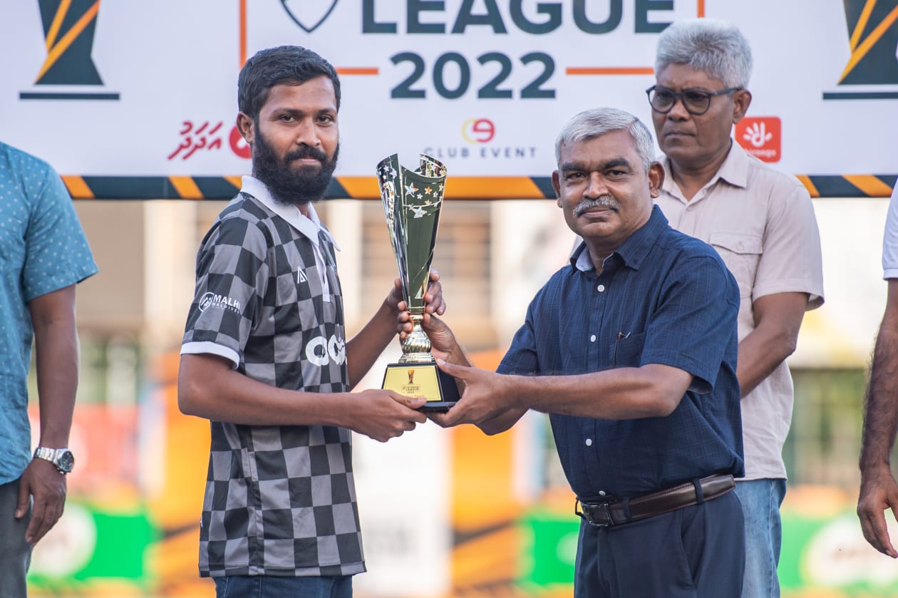 މާލެ، މެއި 1، 2022: ތިން އަހަރު ފަހުން ވެޓެރަންސް މުބާރާތް އަލުން ބޭއްވިއިރު، މި ފަހަރުގެ މުބާރާތުގެ ފައިނަލުގައި އިއްޔެ ހަވީރު މޯލްޑިވްސް ސޮކަ މޭޓްސް 1-0 އިން ބަލިކޮށް ޗެމްޕިިއަންކަން ހޯދީ ހުޅުމާލެ ވެޓެރަންސް ޓީމުން: ހުޅުމާލެ ވެޓެރަންސް އިން ތަށި އުފުލާލީ މެޗަކުން ބަލިނުވެ: މި ފަހަރުގެ މުބާރާތް އިންތިޒާމްކުރީ އެފްއޭއެމާއި ކްލަބް އިވެންޓްސް ގުޅިގެން.-- ފޮޓޯ: އަބްދުﷲ އިޔާން/ އަދަދު 