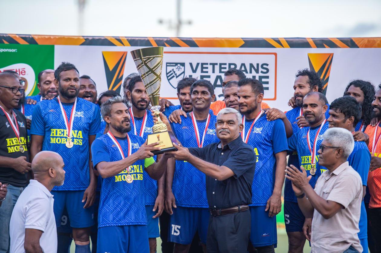 މާލެ، މެއި 1، 2022: ތިން އަހަރު ފަހުން ވެޓެރަންސް މުބާރާތް އަލުން ބޭއްވިއިރު، މި ފަހަރުގެ މުބާރާތުގެ ފައިނަލުގައި އިއްޔެ ހަވީރު މޯލްޑިވްސް ސޮކަ މޭޓްސް 1-0 އިން ބަލިކޮށް ޗެމްޕިިއަންކަން ހޯދީ ހުޅުމާލެ ވެޓެރަންސް ޓީމުން: ހުޅުމާލެ ވެޓެރަންސް އިން ތަށި އުފުލާލީ މެޗަކުން ބަލިނުވެ: މި ފަހަރުގެ މުބާރާތް އިންތިޒާމްކުރީ އެފްއޭއެމާއި ކްލަބް އިވެންޓްސް ގުޅިގެން.-- ފޮޓޯ: އަބްދުﷲ އިޔާން/ އަދަދު 