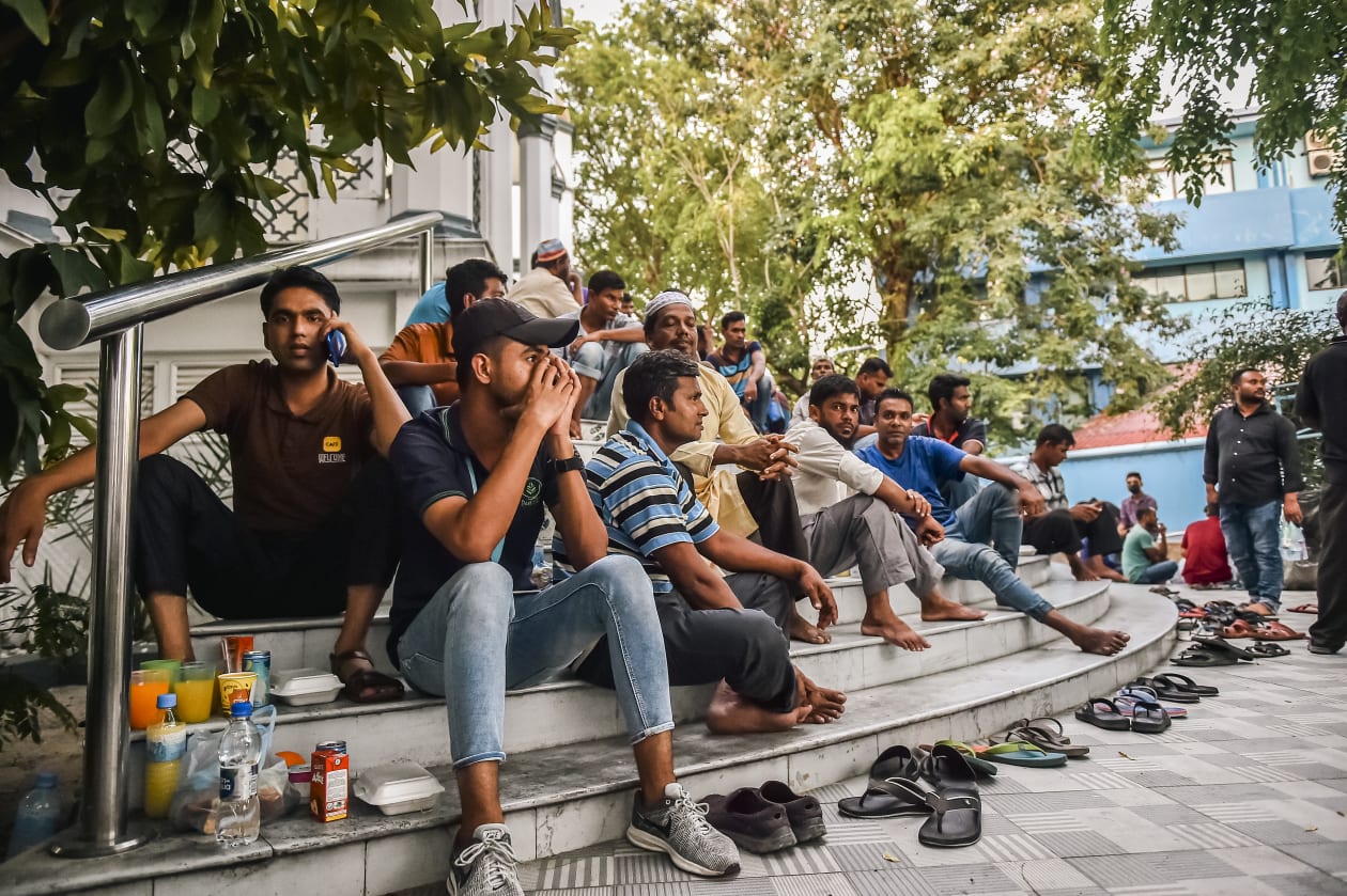 -އެޕްރީލް 7، 2022: މާލޭ ވިޔަފާރިވެރިންގެ މިސްކިތަށް ރޯދަ ވީއްލަން ގޮސް ތިބި ބައެއް މީހުން އެ މިސްކިތުގެ ސިޑި މަތީގައި މަޑުކޮށްލައިގެން. ގިނަ އަދަދެއްގެ ބިދޭސީން މިސްކިތްތަކުން ކޮންމެ އަހަރަކު ވެސް ރޯދަ ވީއްލާ --- ފޮޓޯ: މުހައްމަދު ޝާބިން/އަދަދު