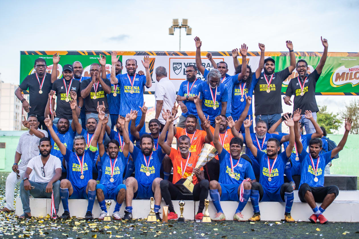 މާލެ، މެއި 1، 2022: ތިން އަހަރު ފަހުން ވެޓެރަންސް މުބާރާތް އަލުން ބޭއްވިއިރު، މި ފަހަރުގެ މުބާރާތުގެ ފައިނަލުގައި އިއްޔެ ހަވީރު މޯލްޑިވްސް ސޮކަ މޭޓްސް 1-0 އިން ބަލިކޮށް ޗެމްޕިިއަންކަން ހޯދީ ހުޅުމާލެ ވެޓެރަންސް ޓީމުން: ހުޅުމާލެ ވެޓެރަންސް އިން ތަށި އުފުލާލީ މެޗަކުން ބަލިނުވެ: މި ފަހަރުގެ މުބާރާތް އިންތިޒާމްކުރީ އެފްއޭއެމާއި ކްލަބް އިވެންޓްސް ގުޅިގެން.-- ފޮޓޯ: އަބްދުﷲ އިޔާން/ އަދަދު 