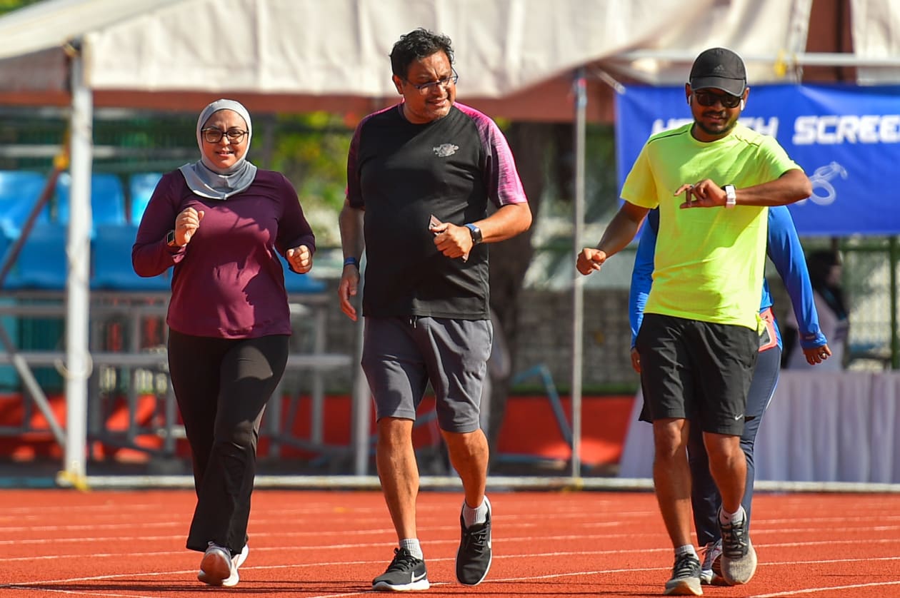 5 ޑިސެމްބަރު، 2022 - ޗެރިޓީ ރަންގެ ތެރެއިން - އޭޑީކޭގެ ބައެއް މުވައްޒަފުންވެސް ވަނީ ދުވުމުގައި ބައިވެރިވެ ދުވެފައި --- ފޮޓޯ؛ މުހައްމަދު ޝާބިން / އަދަދު 