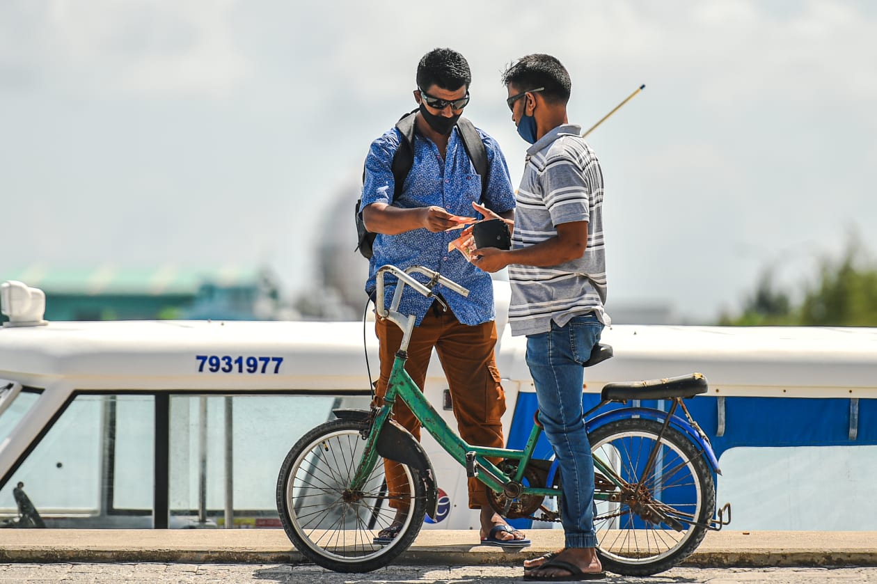 މެންދުރު ފަހު 2:00 އާއ 3:00 އާ ދެމެދު ބަނދަރުމަތި އަނެއްކާ ވެސް ހަލަބޮލިވެ، މީހުން ހޭލަމޭލަ ވާން ފަށައެވެ. ލޯންޗުތަކާއި ފެރީތައް އަނބުރާ ރަށަށް ދާށެވެ. މިއީ ކޮންމެ ދުވަހަކު ކަހަލަ ގޮތަކަށް ތިނަދޫ ބަނދަރުގެ މާހައުލު އޮންނަ ގޮތެވެ.
