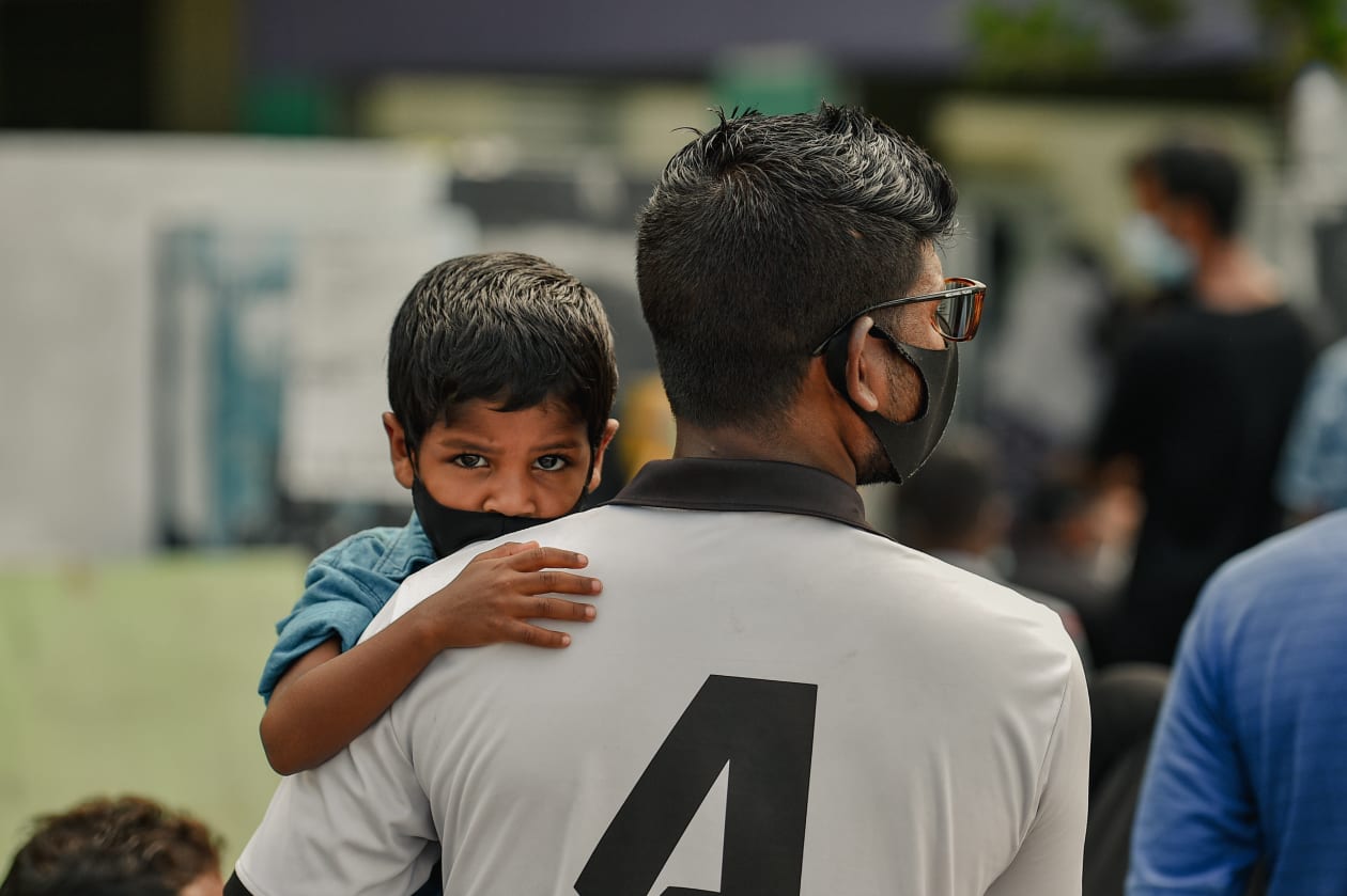 10 ޑިސެމްބަރ، 2022 - މާލެ ސަރަހައްދުން ރާއްޖޭގެ އެހެން ރަށްރަށަށް ދަތުރުކުރާ ފަރާތްތަކުން 'ކޮވިޑްސޭފް' ޕޯޓަލްއިން ނެގެޓިވް ނަތީޖާ ދައްކާފައި ދަތުރުކުރެވޭ ގޮތަށް އުސޫލު ބަދަލު ކުރުމާއިއެކު ސާމްޕަލް ނެގުމަށް ކިއު ވަނީ ދިގުވެފައެވެ --- މުހައްމަދު ޝާބިން / އަދަދު