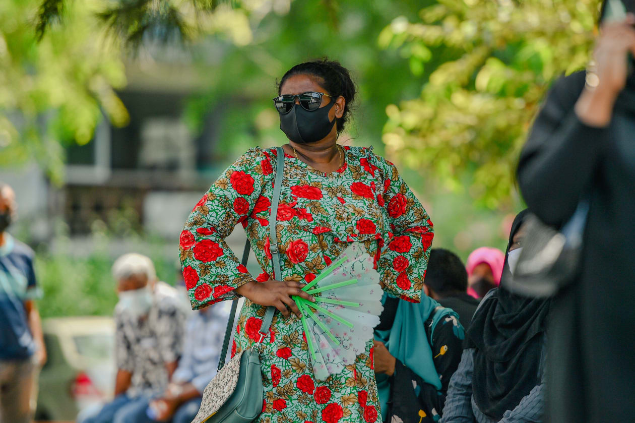 10 ޑިސެމްބަރ، 2022 - މާލެ ސަރަހައްދުން ރާއްޖޭގެ އެހެން ރަށްރަށަށް ދަތުރުކުރާ ފަރާތްތަކުން 'ކޮވިޑްސޭފް' ޕޯޓަލްއިން ނެގެޓިވް ނަތީޖާ ދައްކާފައި ދަތުރުކުރެވޭ ގޮތަށް އުސޫލު ބަދަލު ކުރުމާއިއެކު ސާމްޕަލް ނެގުމަށް ކިއު ވަނީ ދިގުވެފައެވެ --- މުހައްމަދު ޝާބިން / އަދަދު